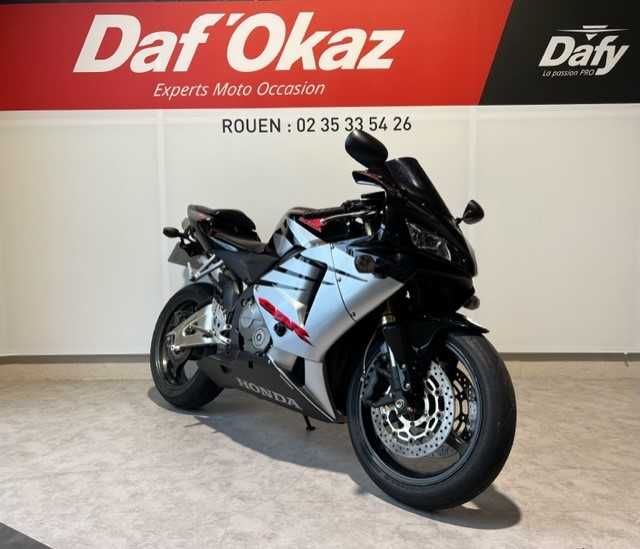 Honda CBR 600 RR 2005 HD vue 3/4 droite