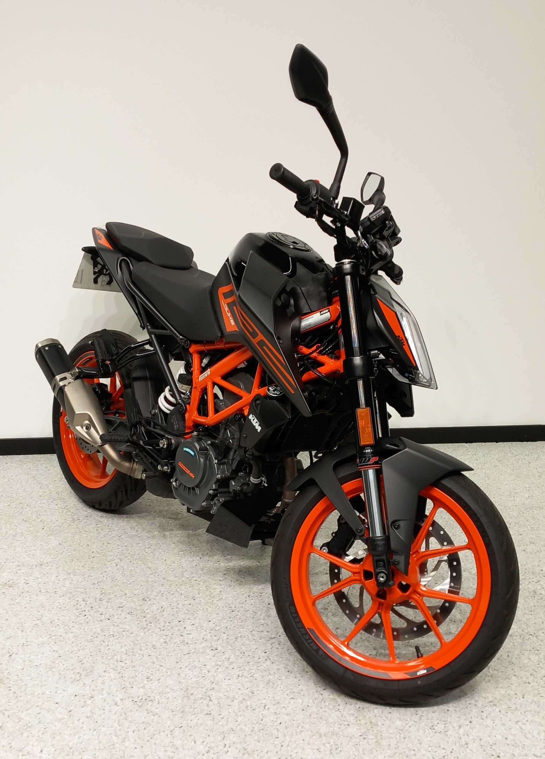 KTM 125 Duke 2021 HD vue 3/4 droite