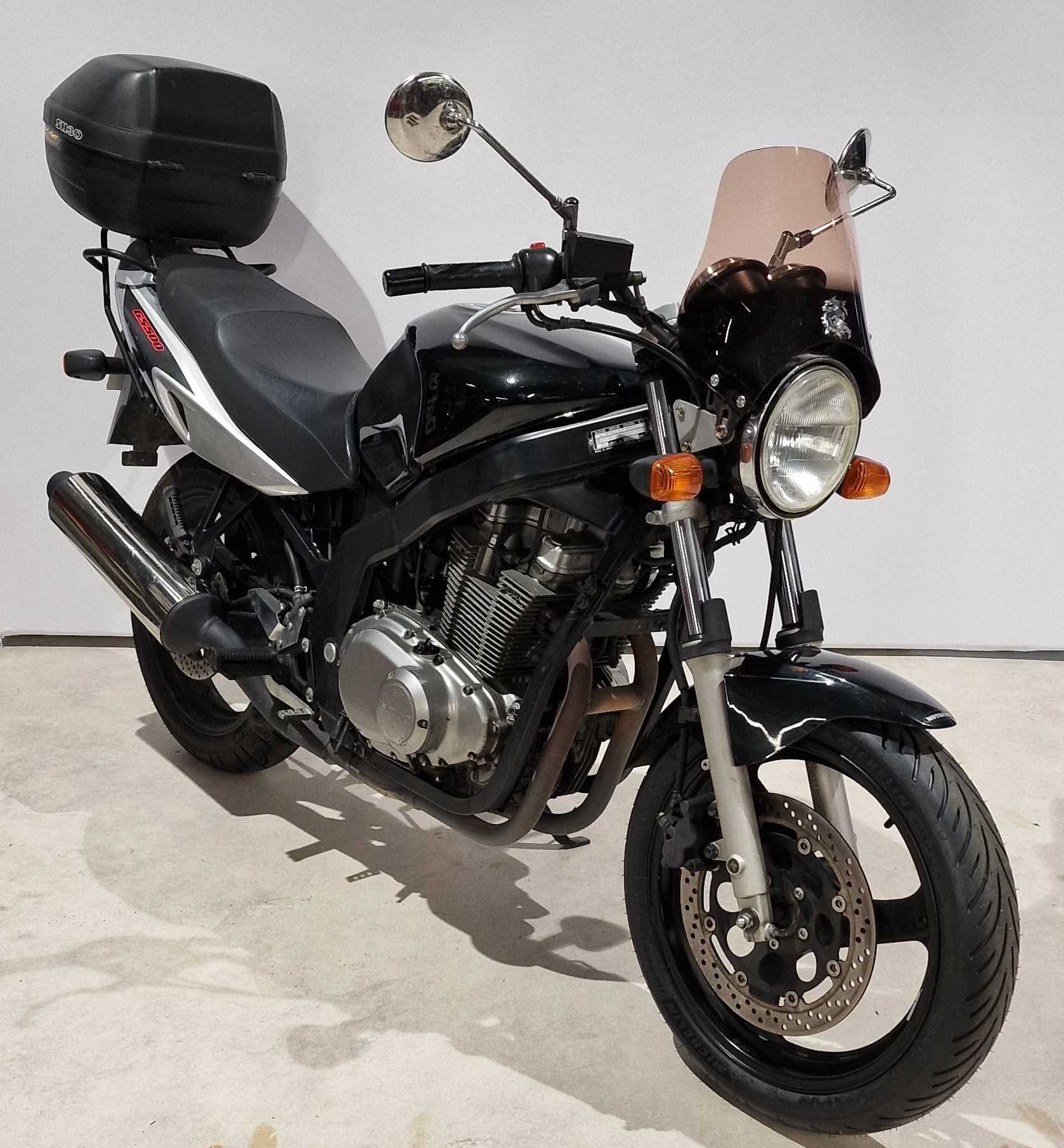 Suzuki GS 500 E 2006 HD vue 3/4 droite