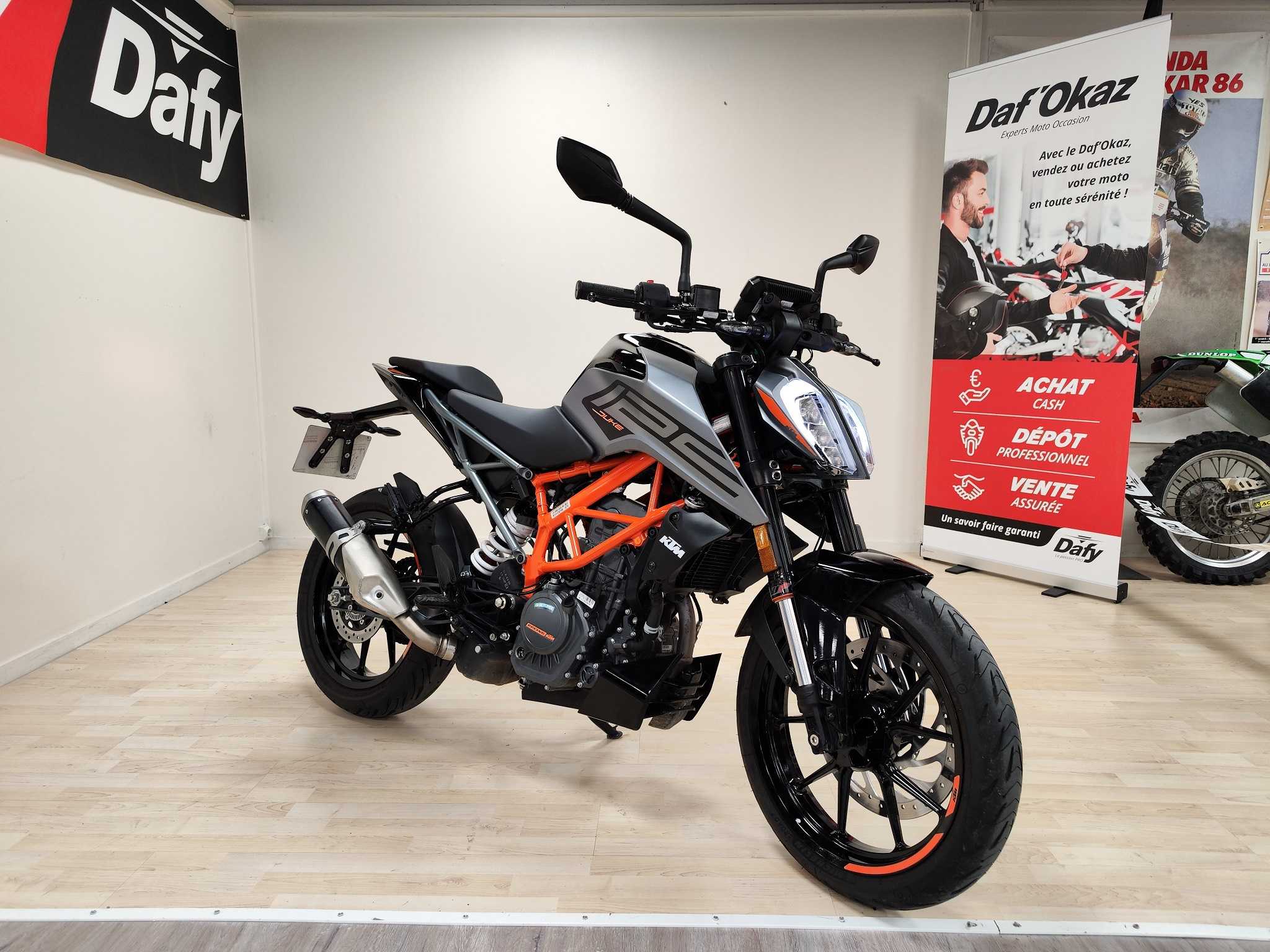 KTM 125 Duke 2021 HD vue 3/4 droite