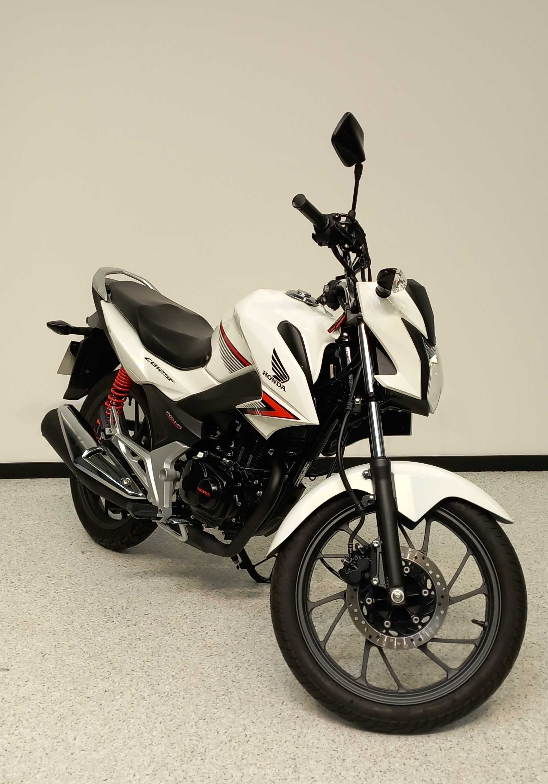 Honda CB 125 F (GLR) 2015 HD vue 3/4 droite