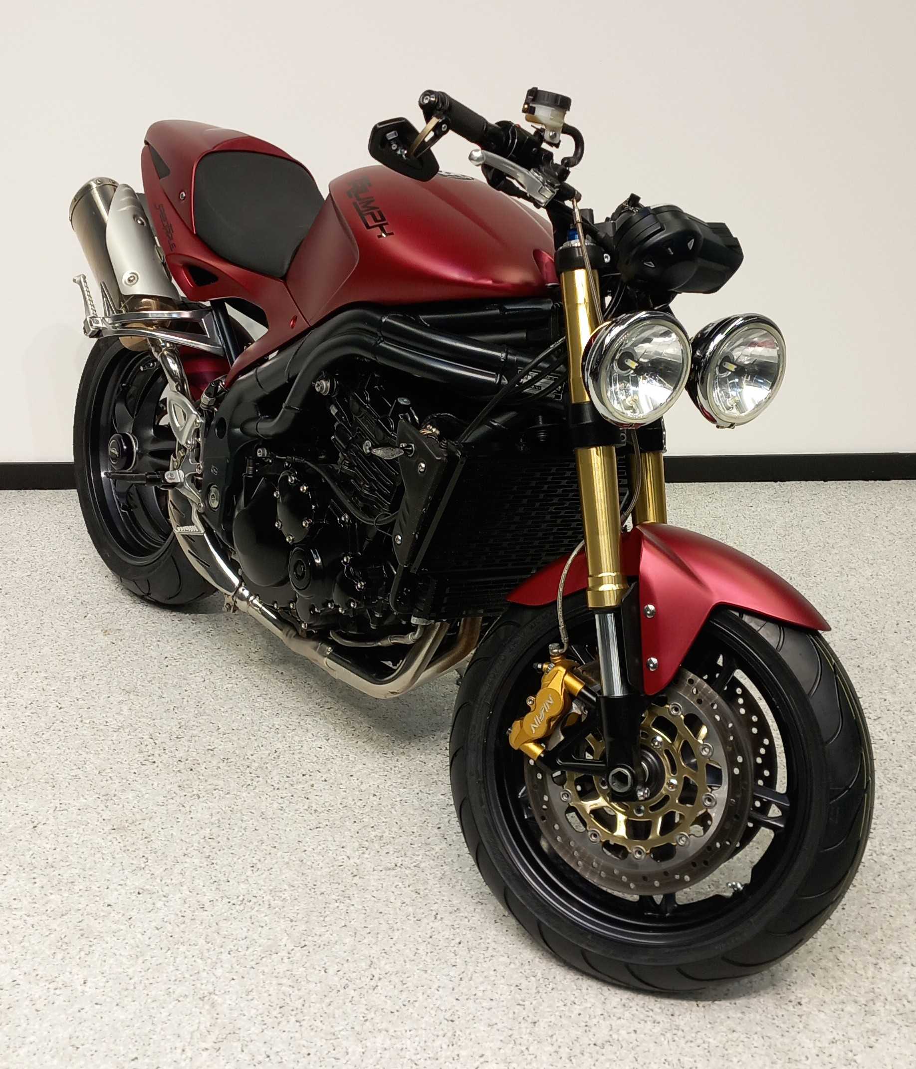 Triumph 1050 Speed Triple 2006 HD vue 3/4 droite