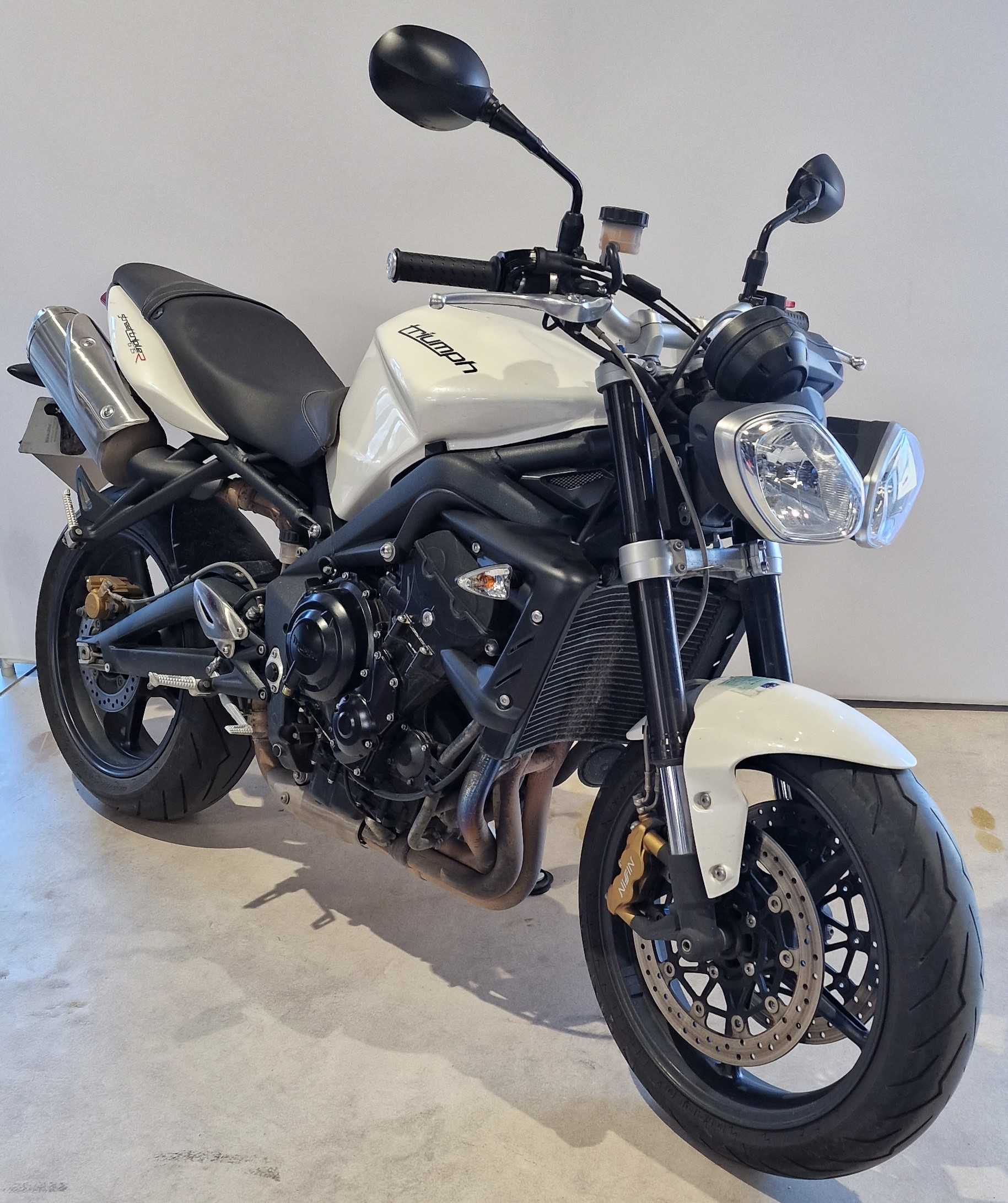 Triumph Street Triple R 2011 HD vue 3/4 droite