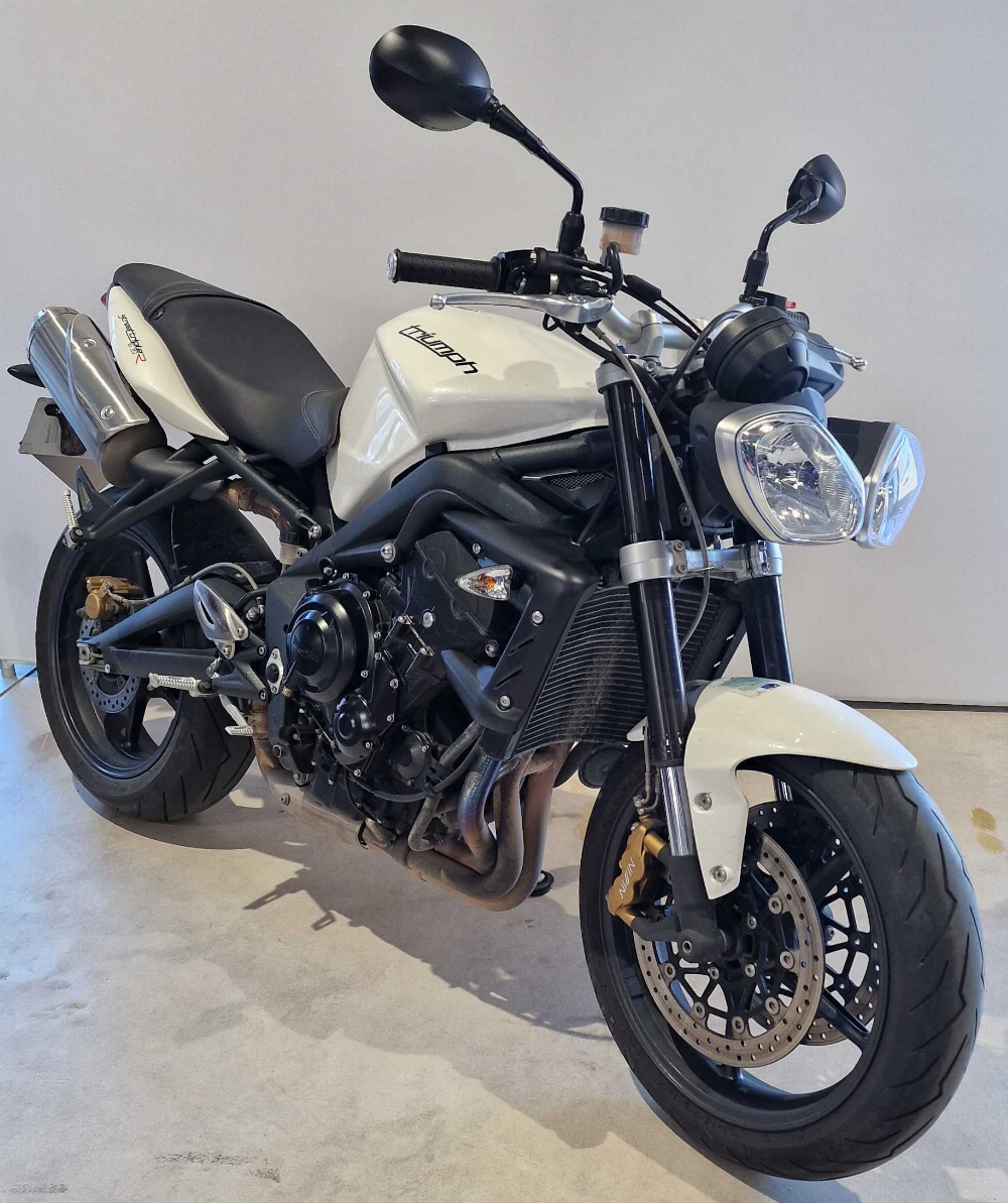 Triumph Street Triple R 2011 vue 3/4 droite