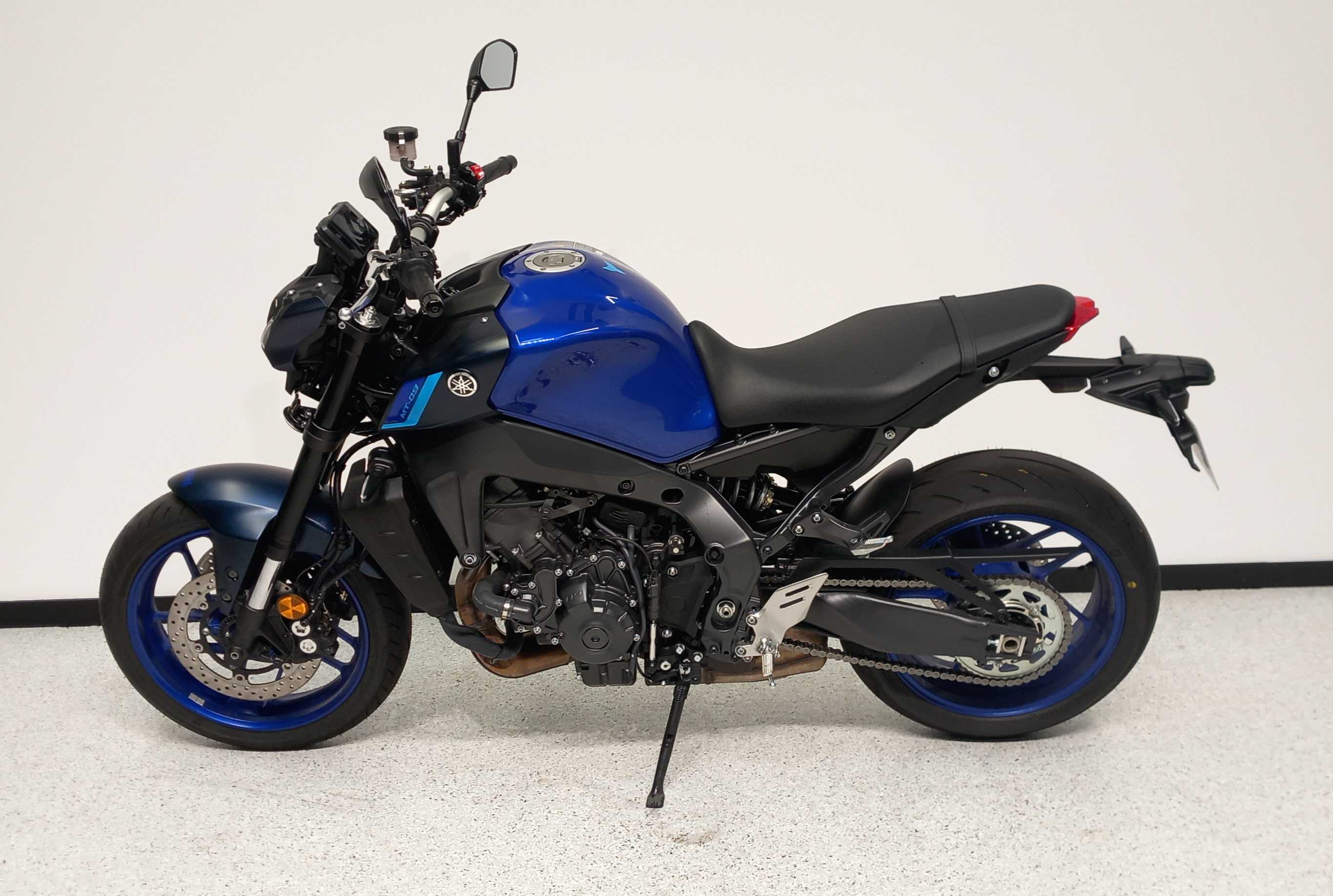 Yamaha MT-09 900 2022 HD vue gauche