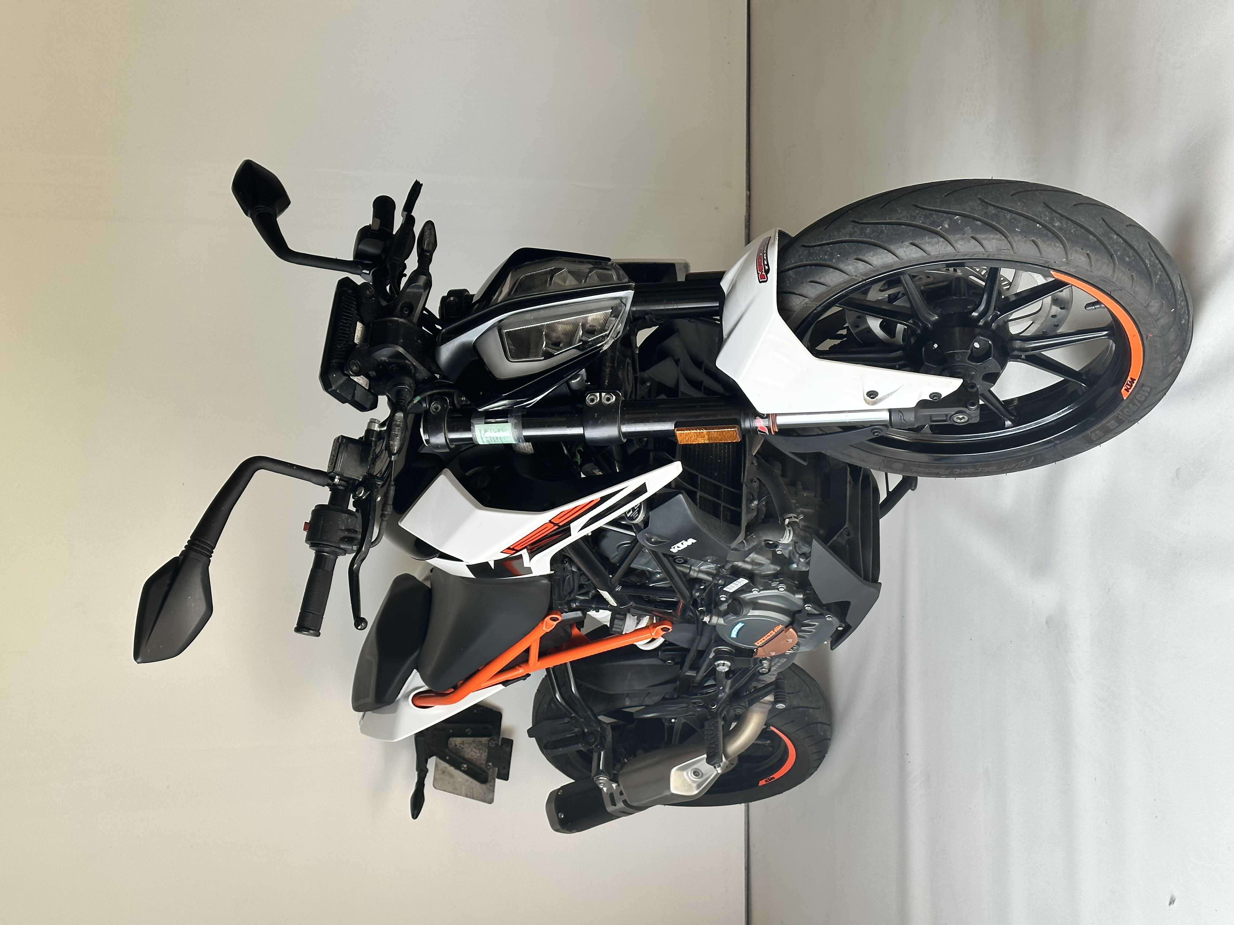 KTM 125 Duke 2017 HD vue 3/4 droite