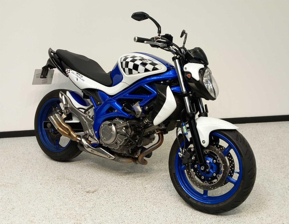 Suzuki SFV 650 Gladius 2011 vue 3/4 droite