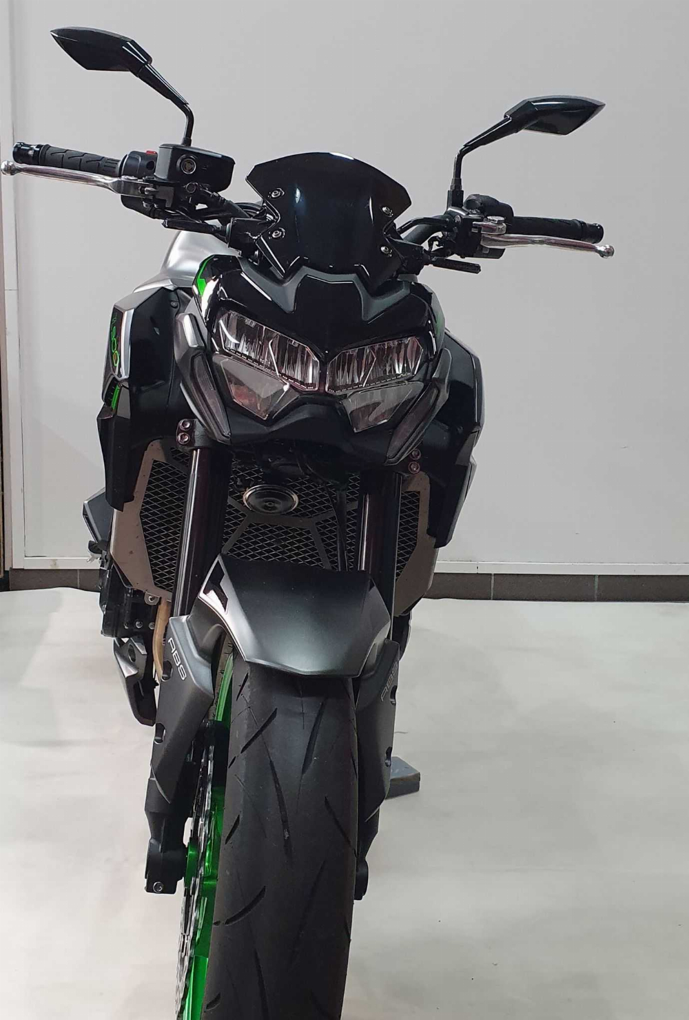 Kawasaki Z900 - 2023 vue avant