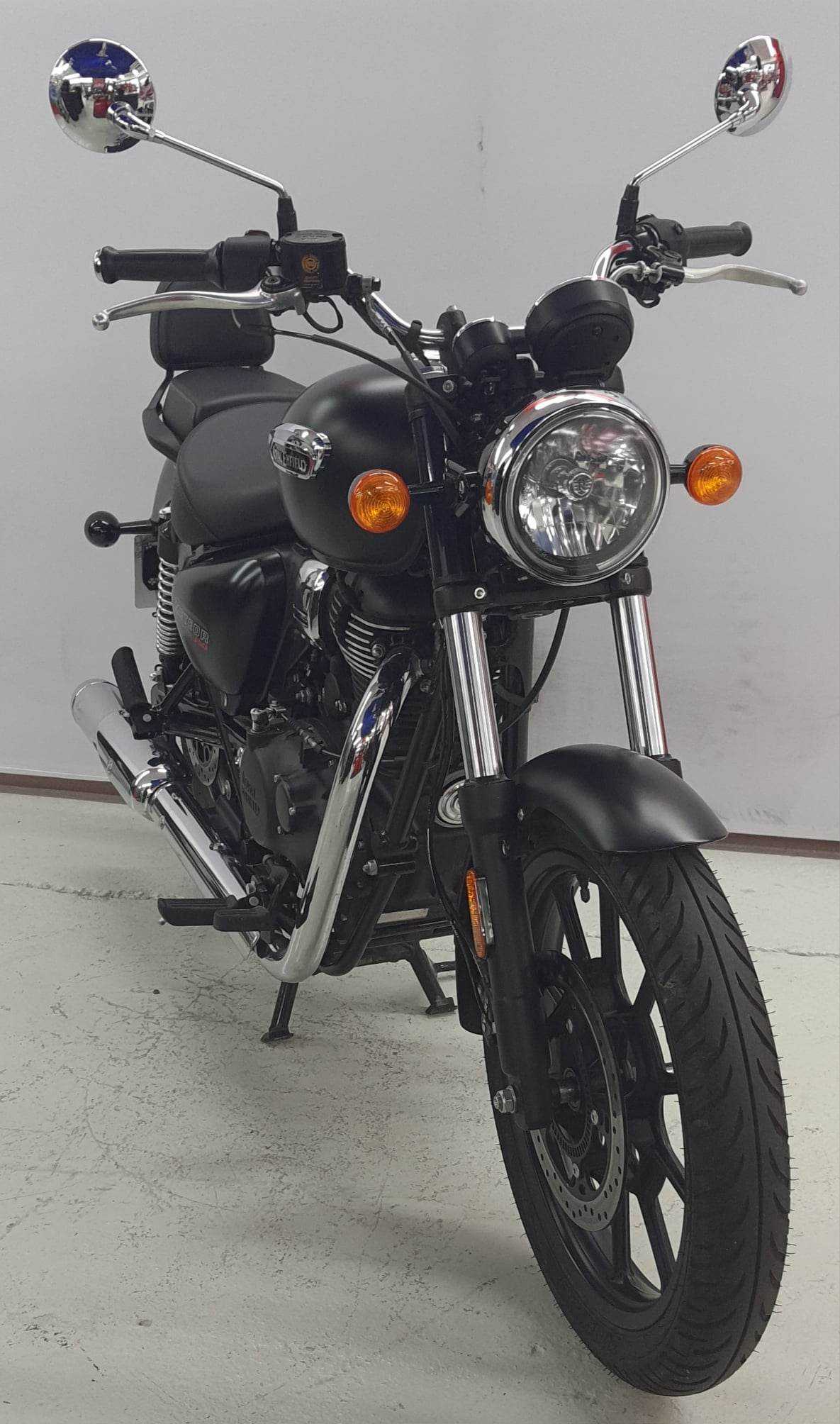 Royal Enfield METEOR 350CC "STELLAR BLACK" 2021 HD vue 3/4 droite