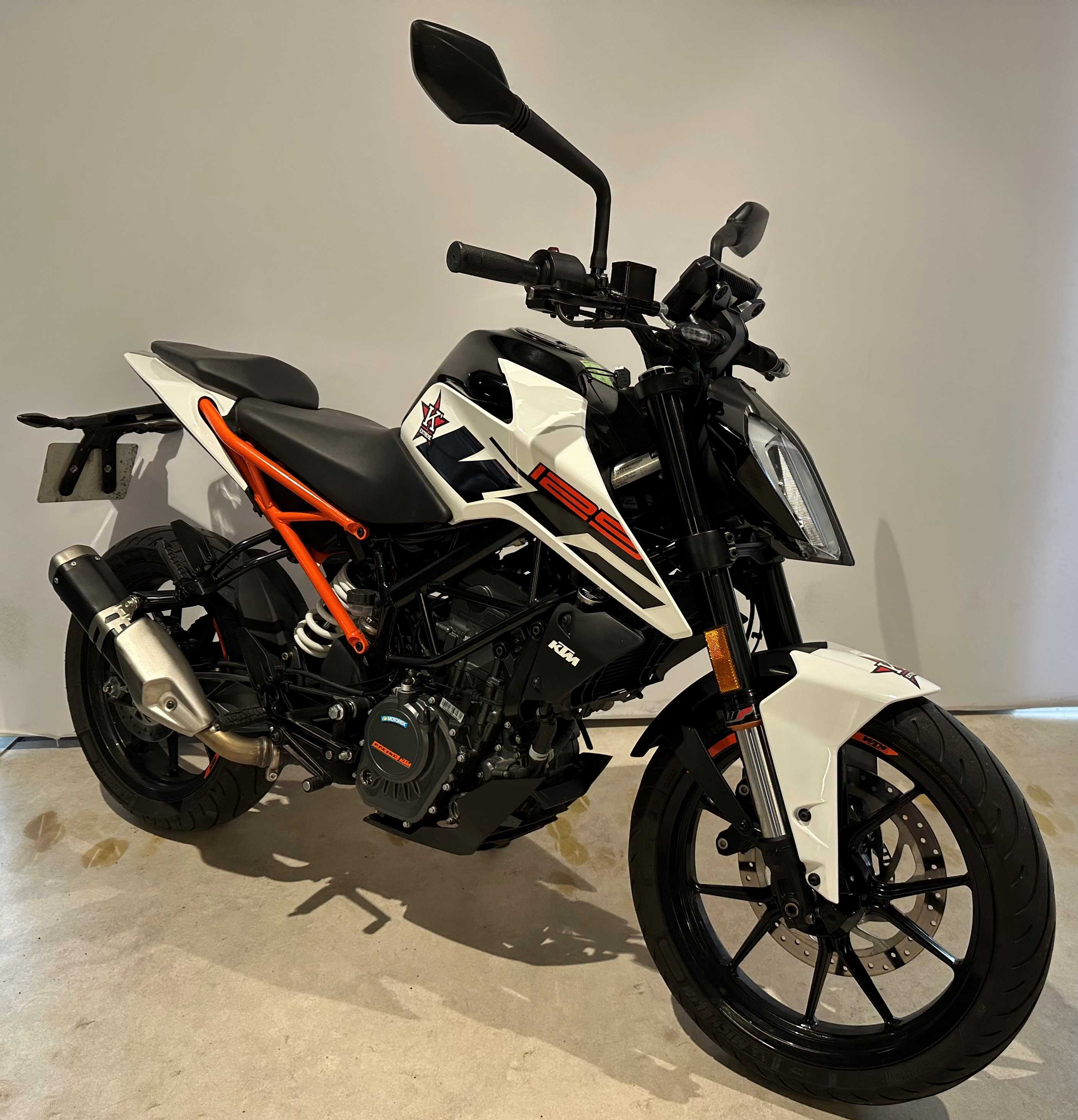 KTM 125 Duke 2017 HD vue 3/4 droite