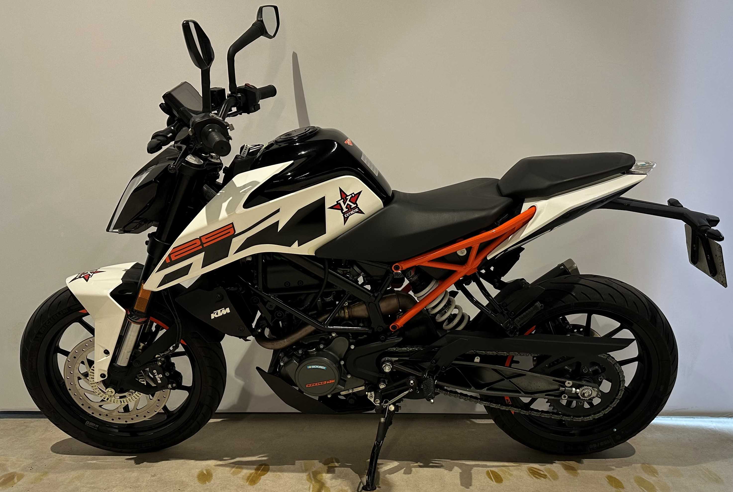 KTM 125 Duke 2017 HD vue gauche