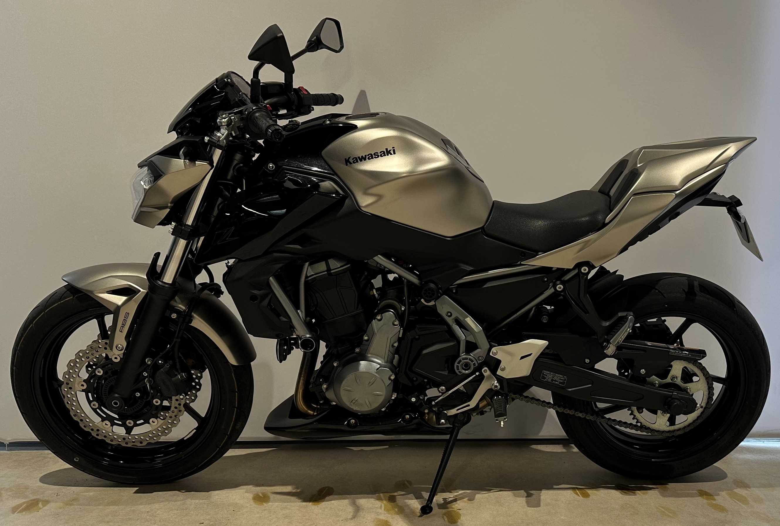 Kawasaki Z 650 2017 HD vue gauche