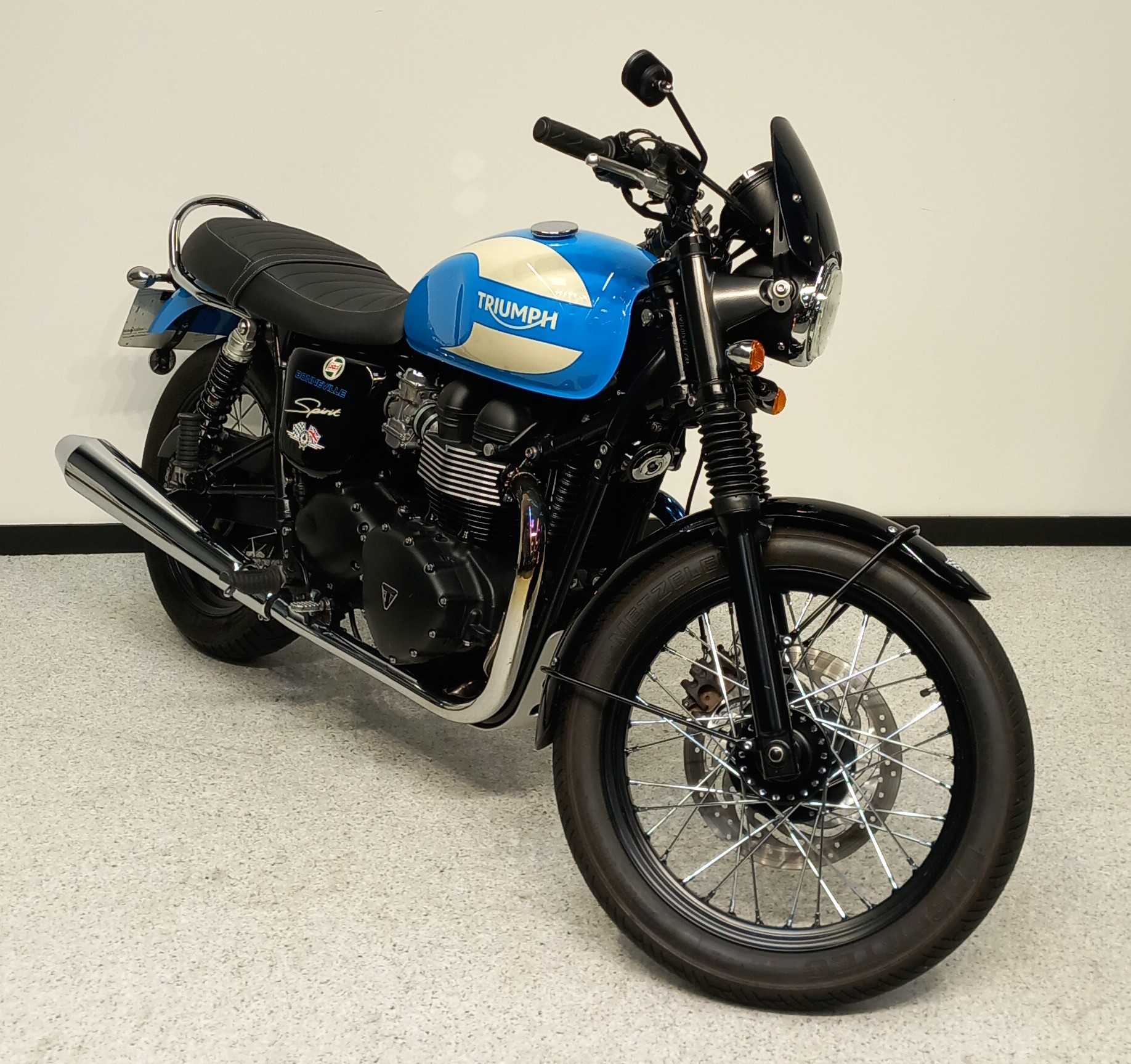 Triumph 865 Bonneville T100 2015 HD vue 3/4 droite