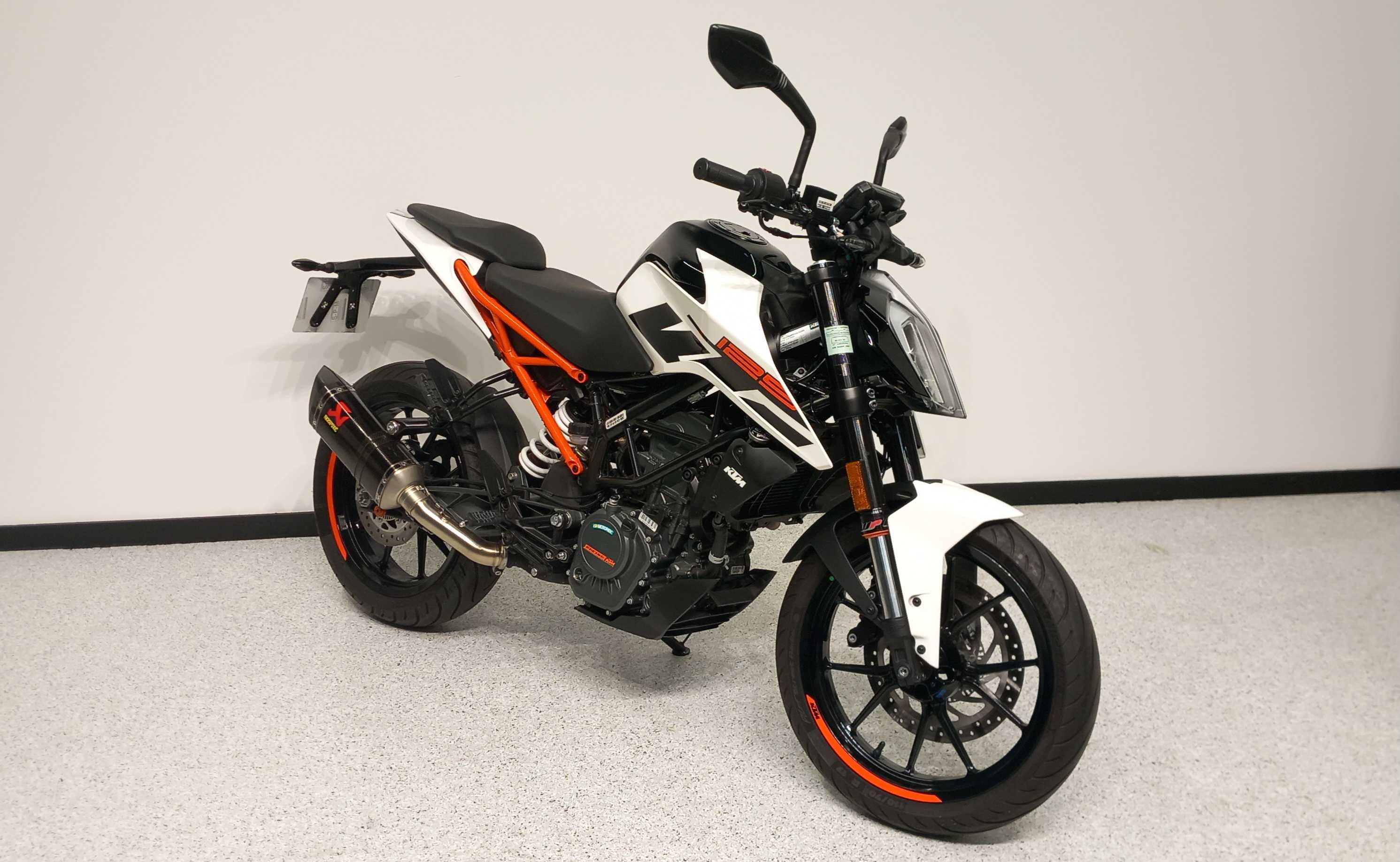 KTM 125 Duke 2017 HD vue 3/4 droite