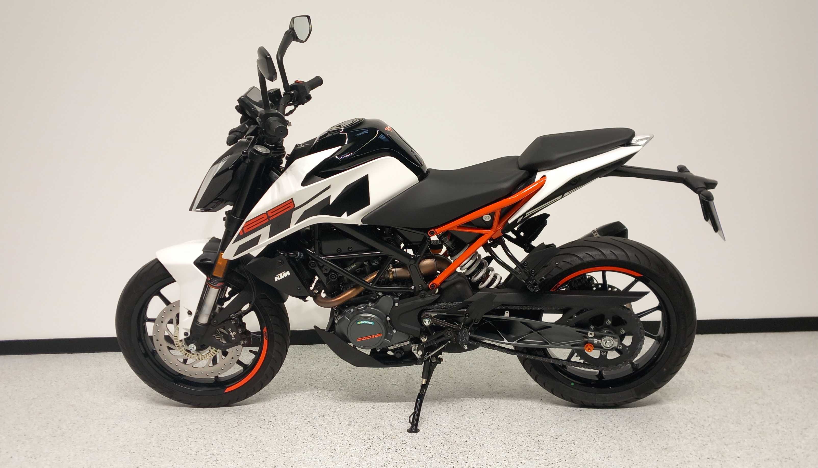 KTM 125 Duke 2017 HD vue gauche