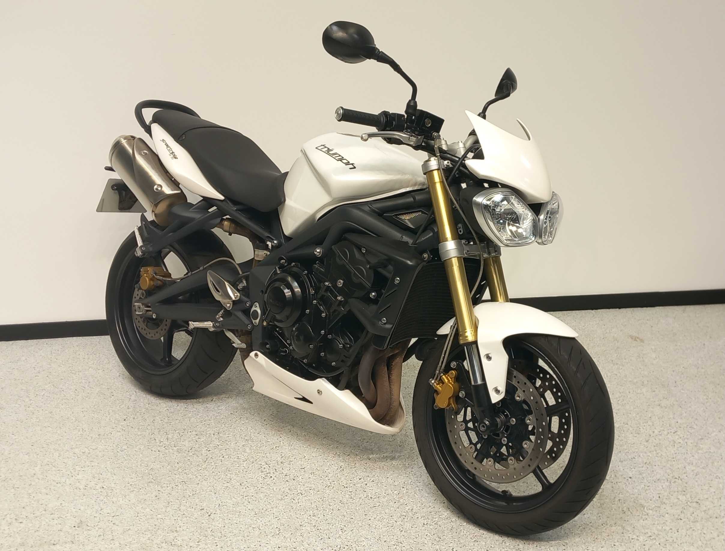 Triumph 675 Street Triple 2011 HD vue 3/4 droite