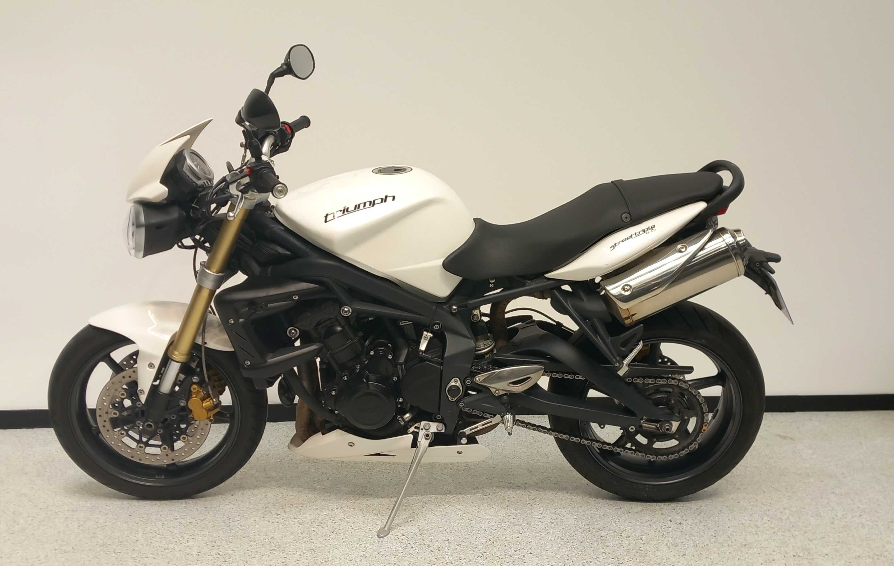 Triumph 675 Street Triple 2011 HD vue gauche