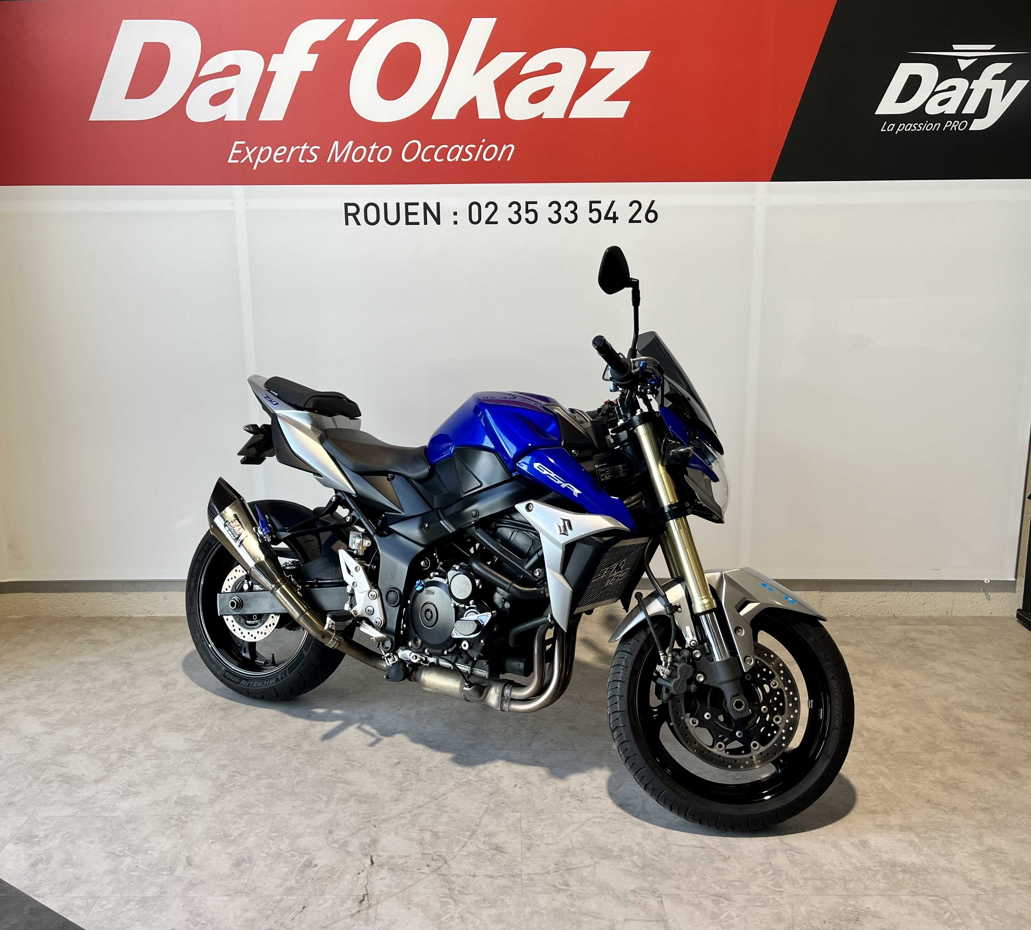 Suzuki GSR 750 2014 HD vue 3/4 droite