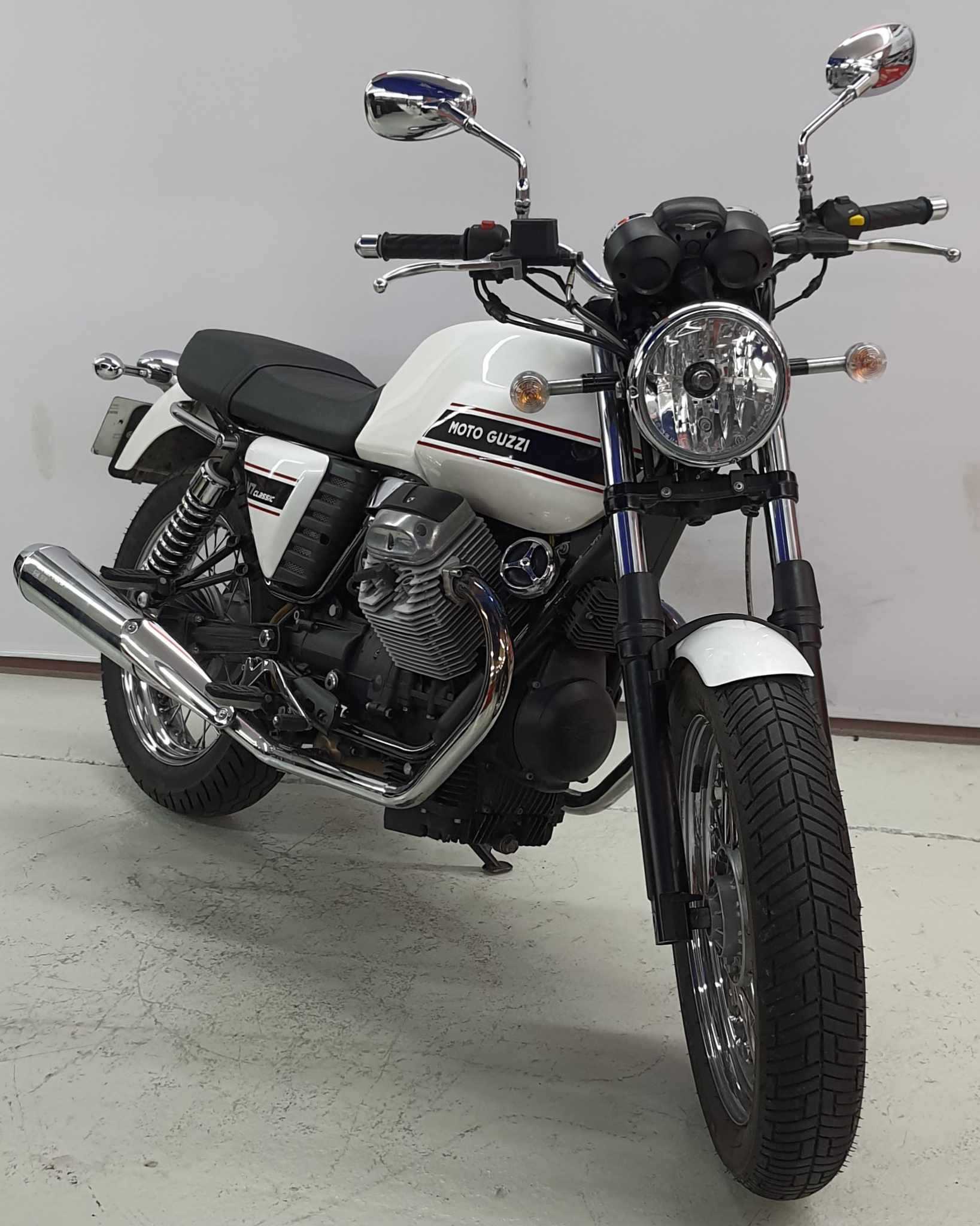 Moto Guzzi V7 CLASSIC 2009 HD vue 3/4 droite