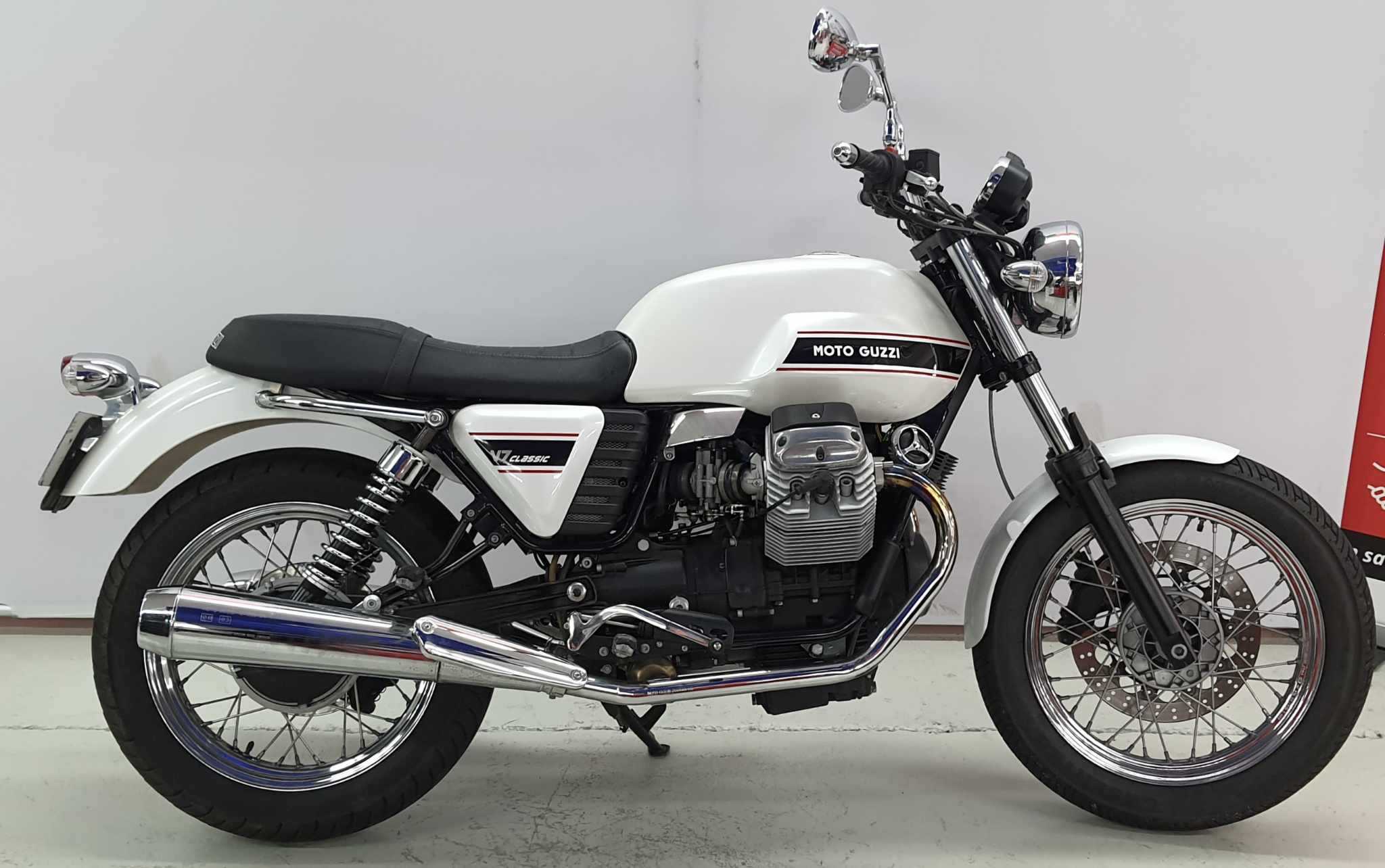 Moto Guzzi V7 CLASSIC 2009 HD vue gauche