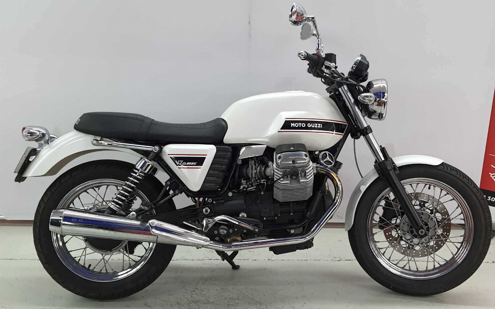 Moto Guzzi V7 CLASSIC 2009 vue gauche