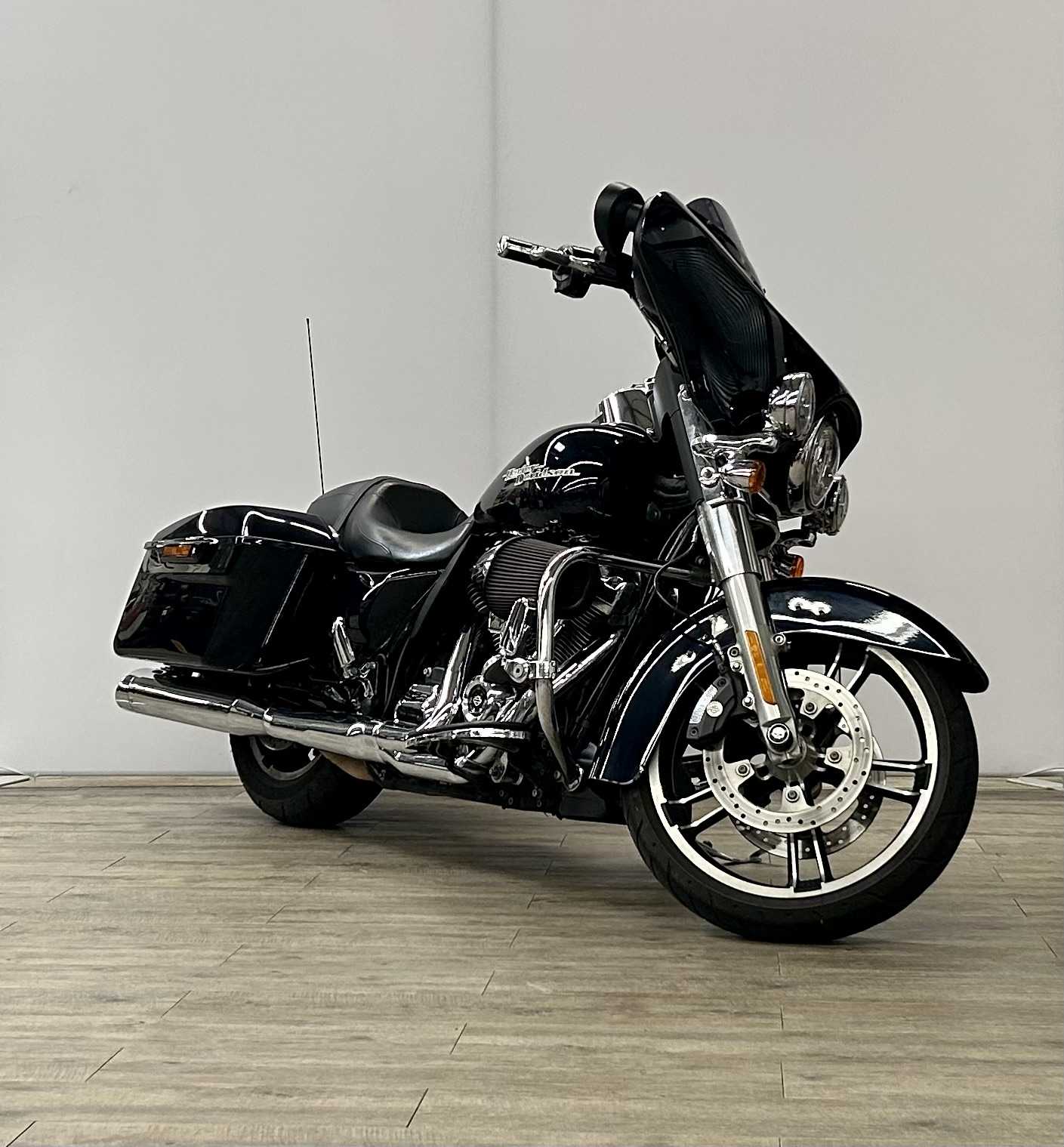 Harley-Davidson FLHX steet glide 2018 HD vue 3/4 droite