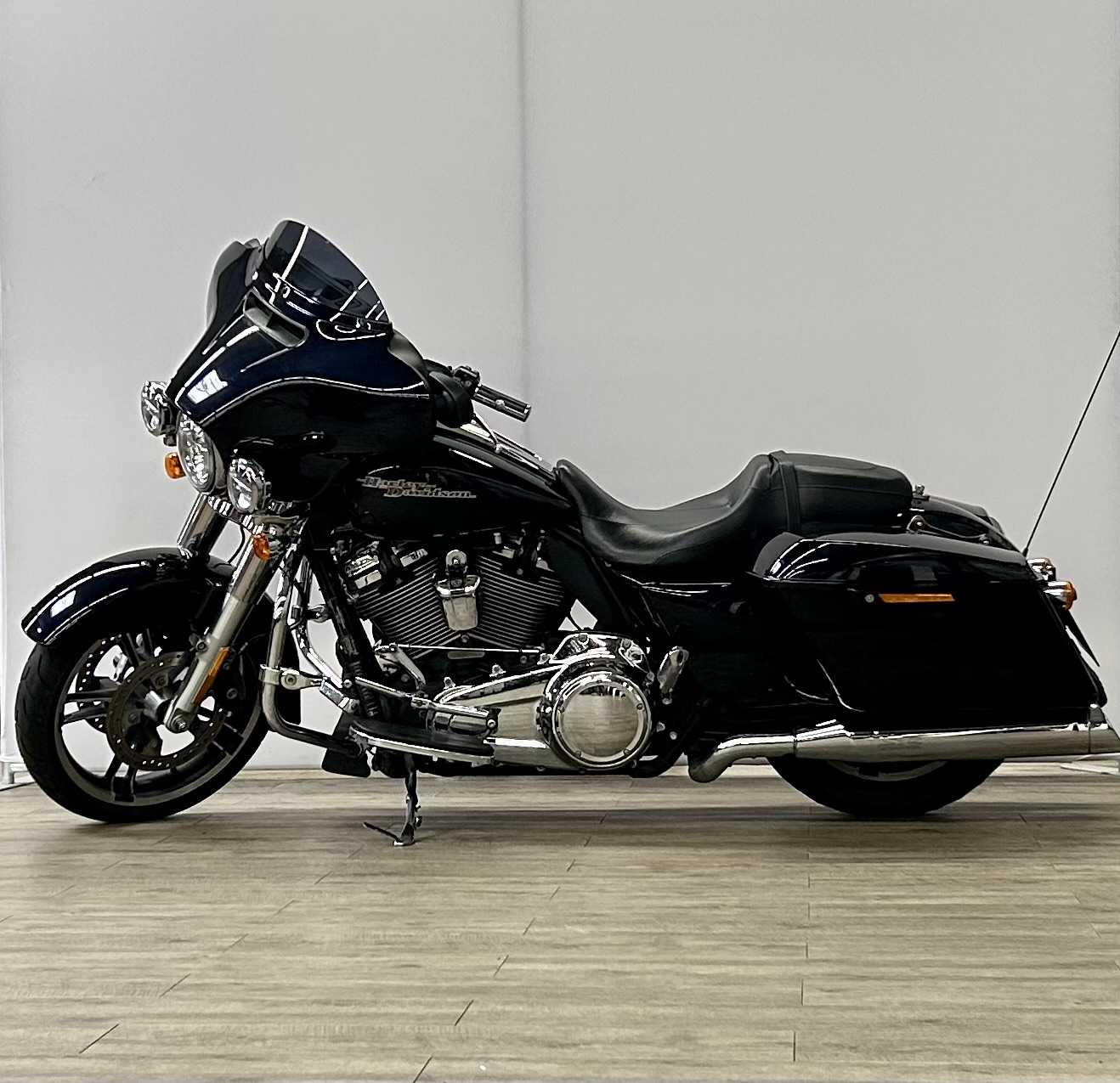 Harley-Davidson FLHX steet glide 2018 HD vue gauche