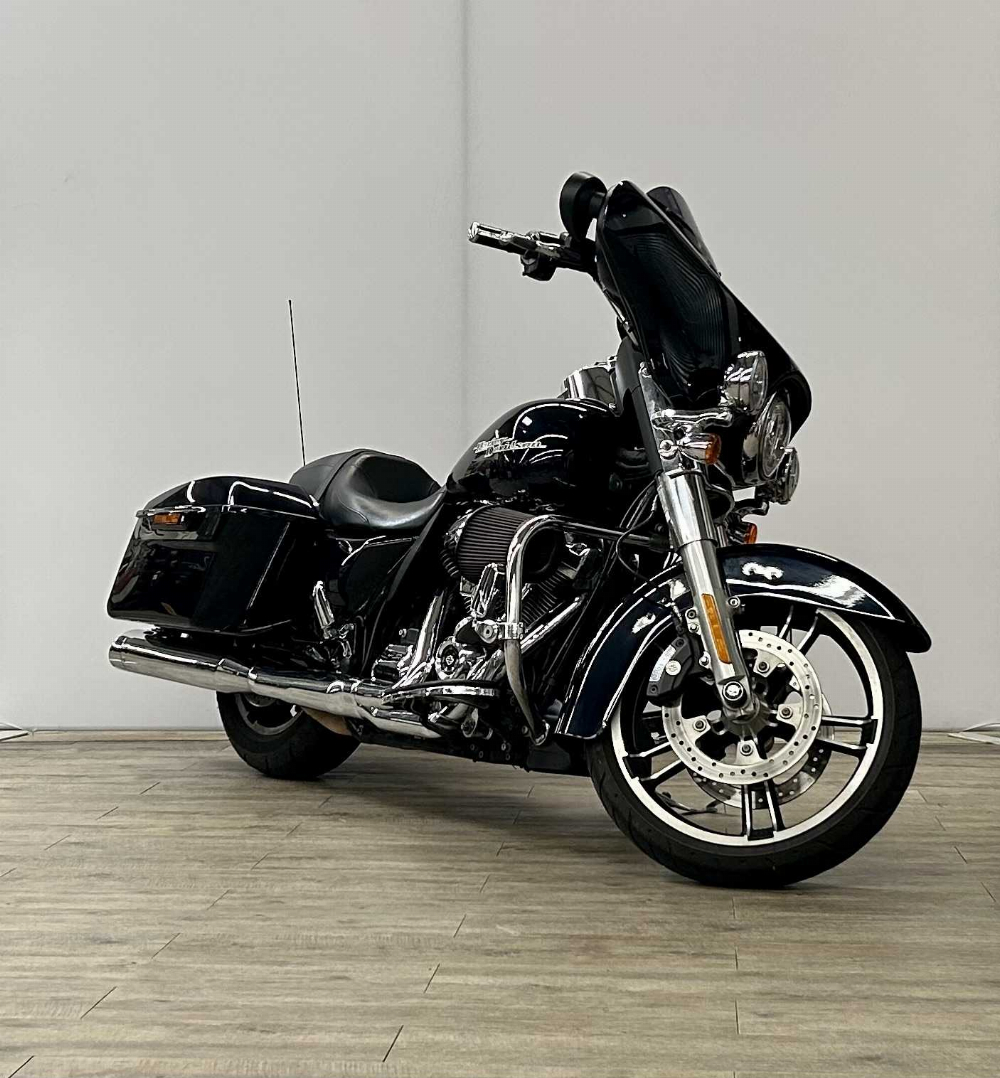 Harley-Davidson FLHX steet glide 2018 vue 3/4 droite