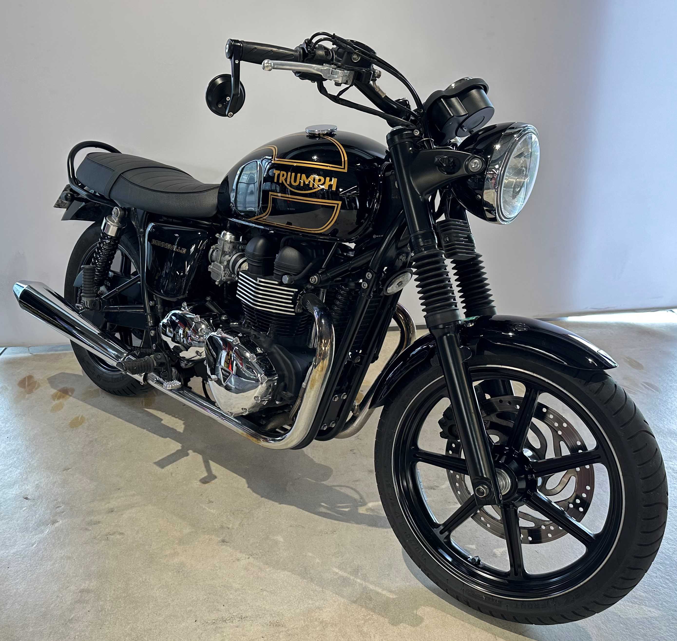 Triumph 865 Bonneville T100 Black 2016 HD vue 3/4 droite