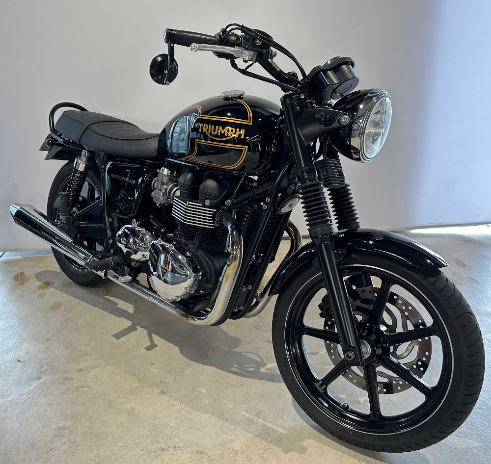 Triumph 865 Bonneville T100 Black 2016 vue 3/4 droite