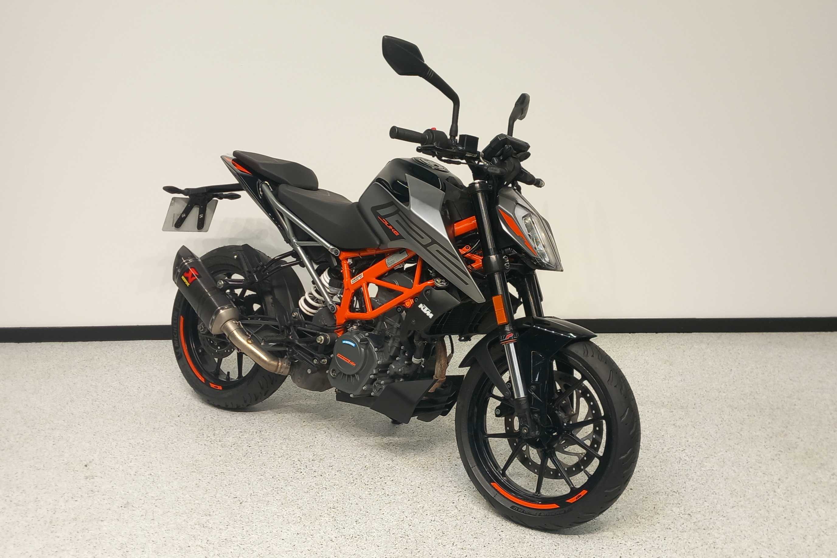 KTM 125 Duke 2021 HD vue 3/4 droite