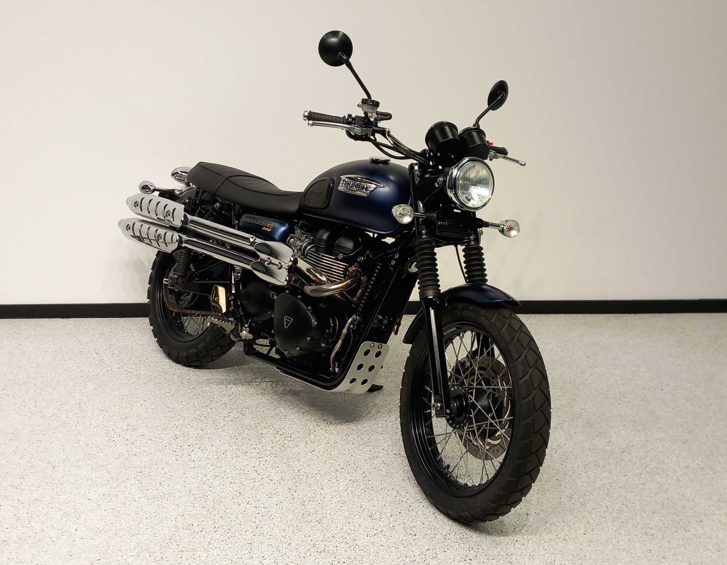 Triumph 900 Scrambler 2015 HD vue 3/4 droite