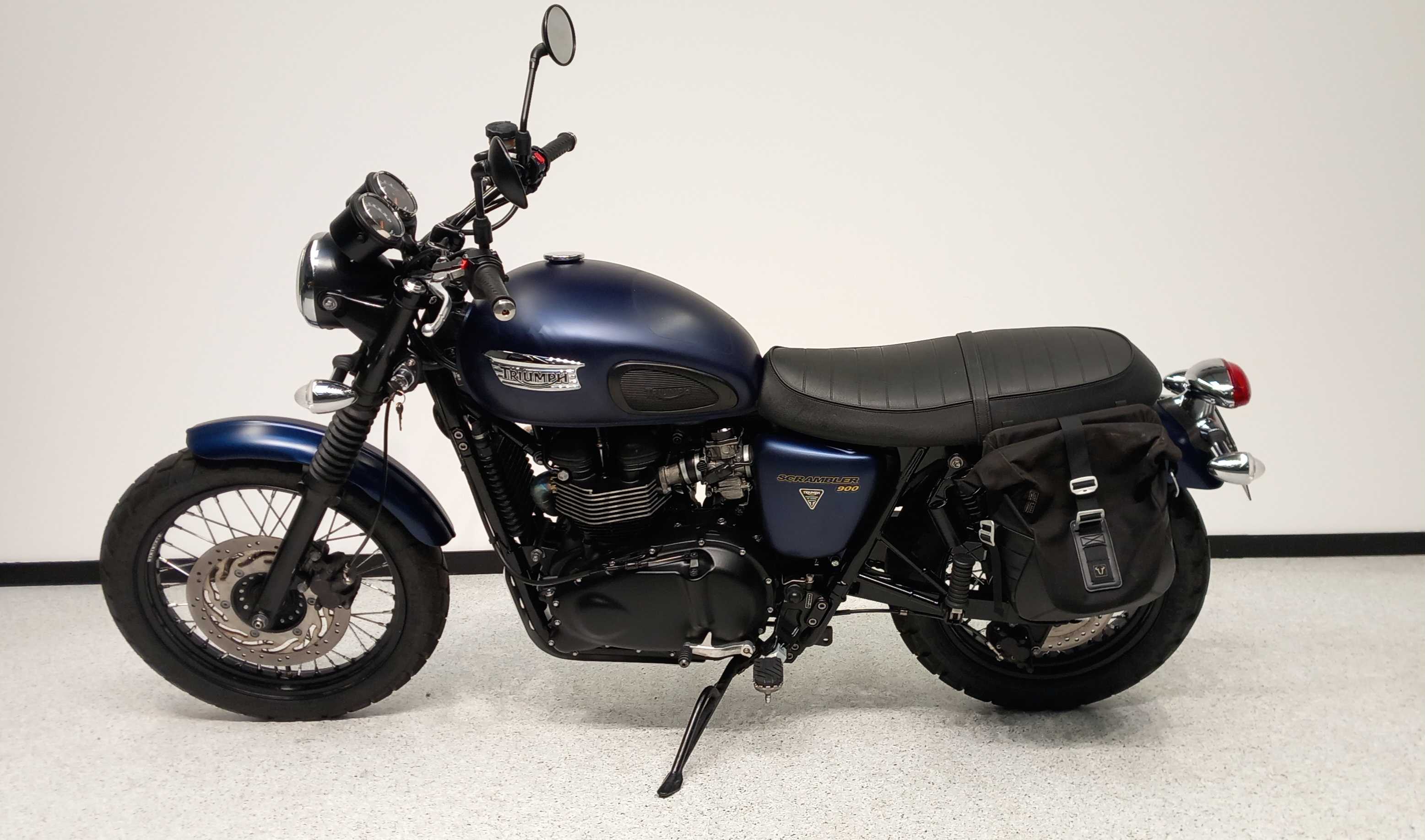 Triumph 900 Scrambler 2015 HD vue gauche