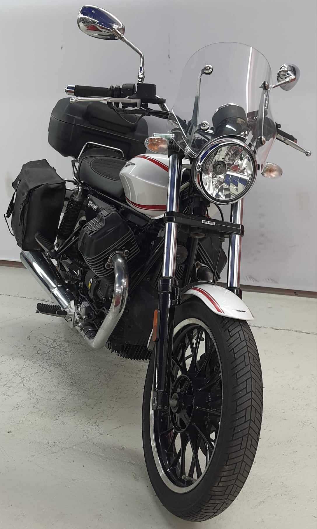 Moto Guzzi V9 V9 ROAMER 2016 HD vue 3/4 droite