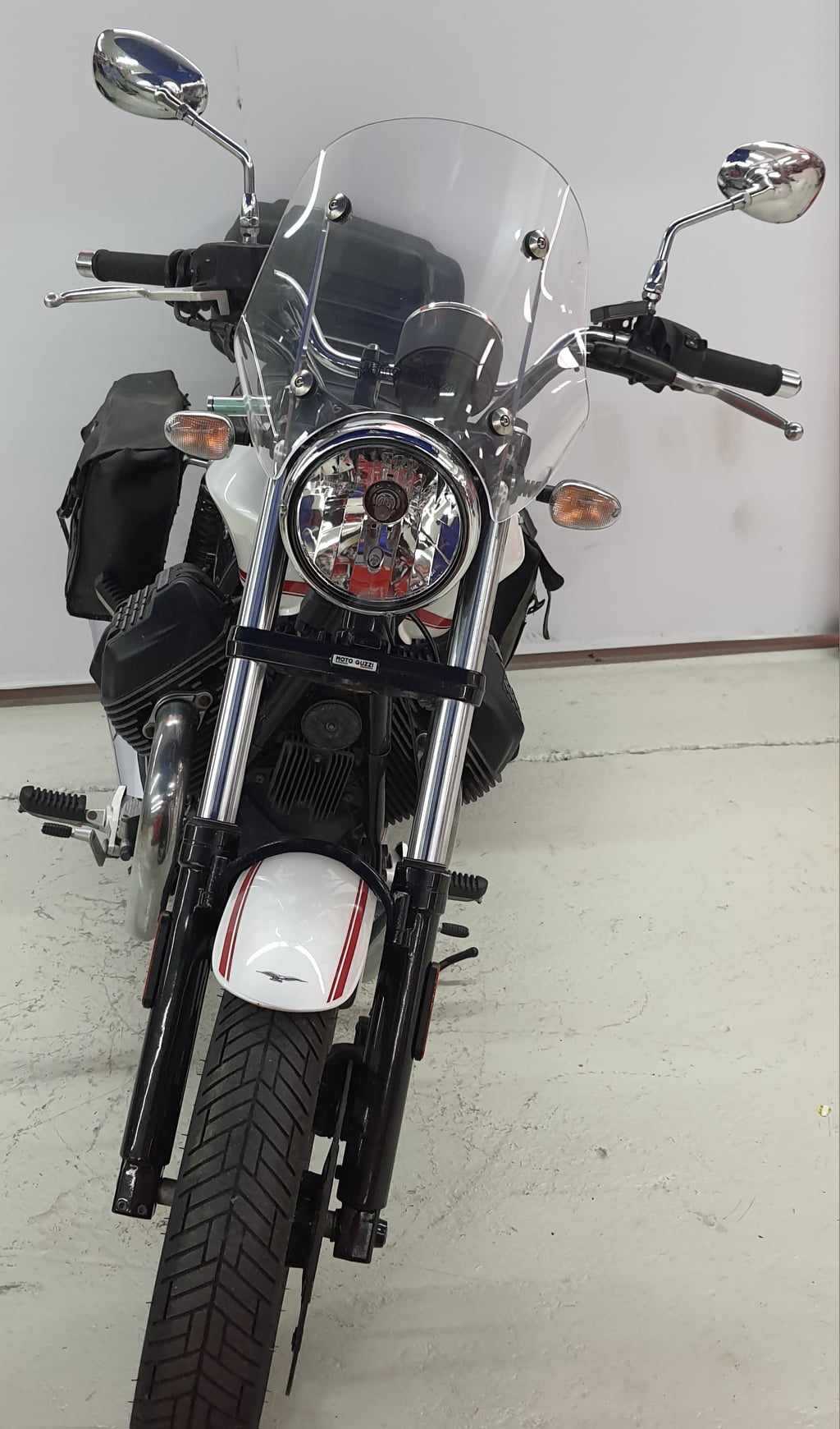 Moto Guzzi V9 V9 ROAMER 2016 HD vue avant