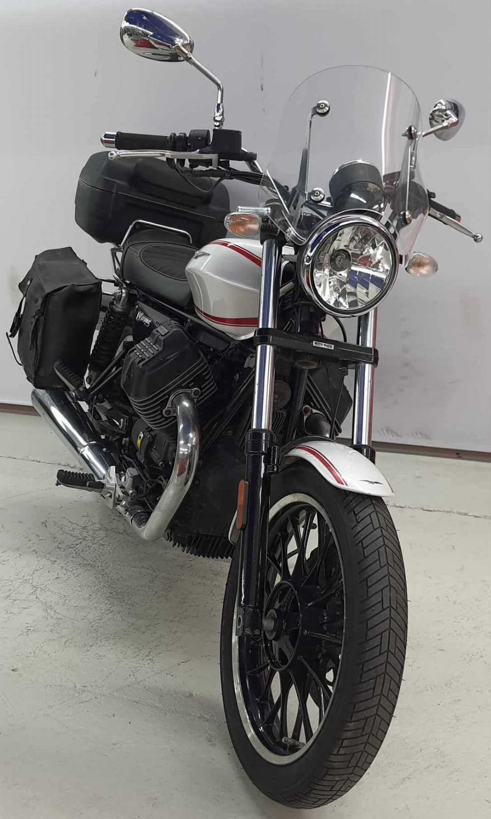 Moto Guzzi V9 V9 ROAMER 2016 vue 3/4 droite