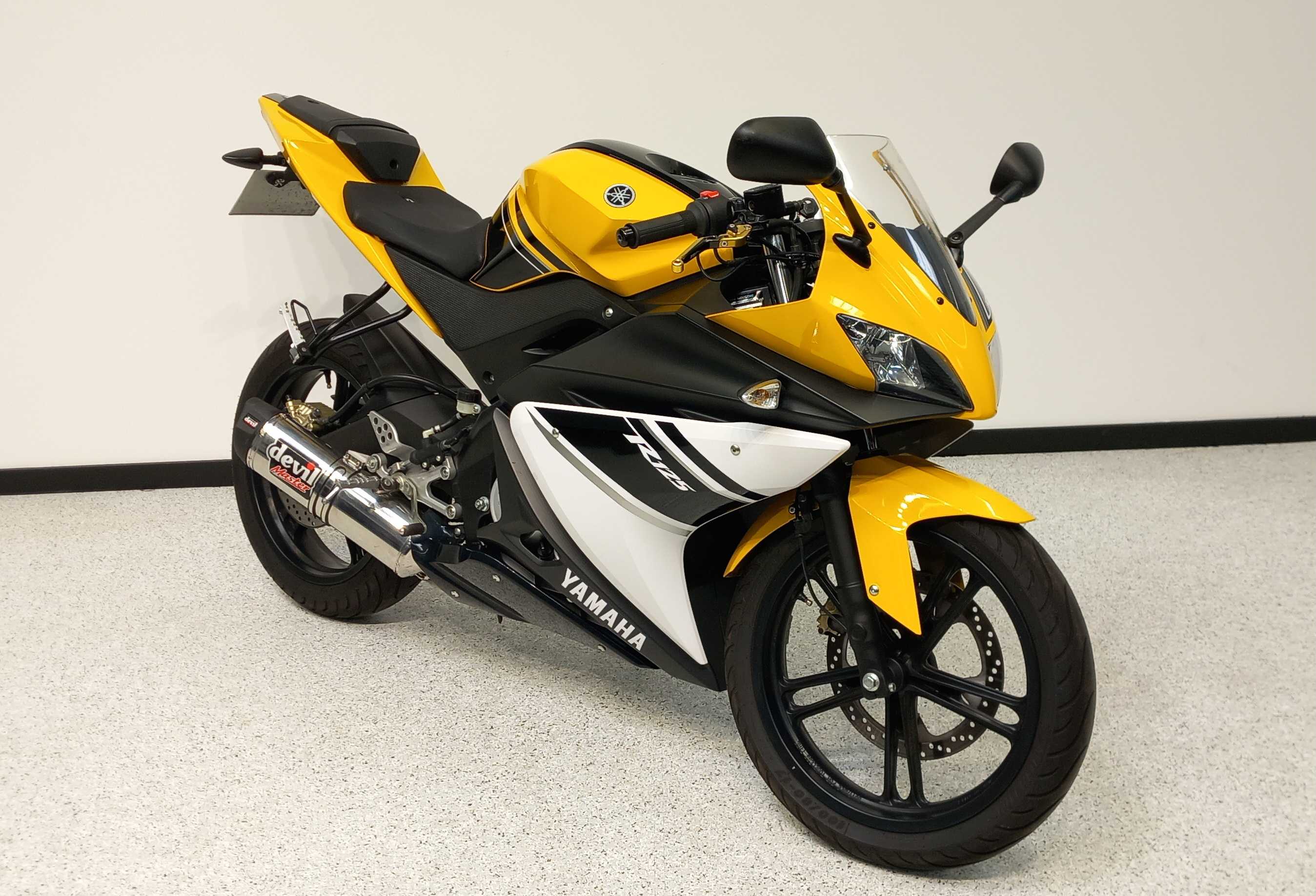 Yamaha YZF-R 125 2008 HD vue 3/4 droite