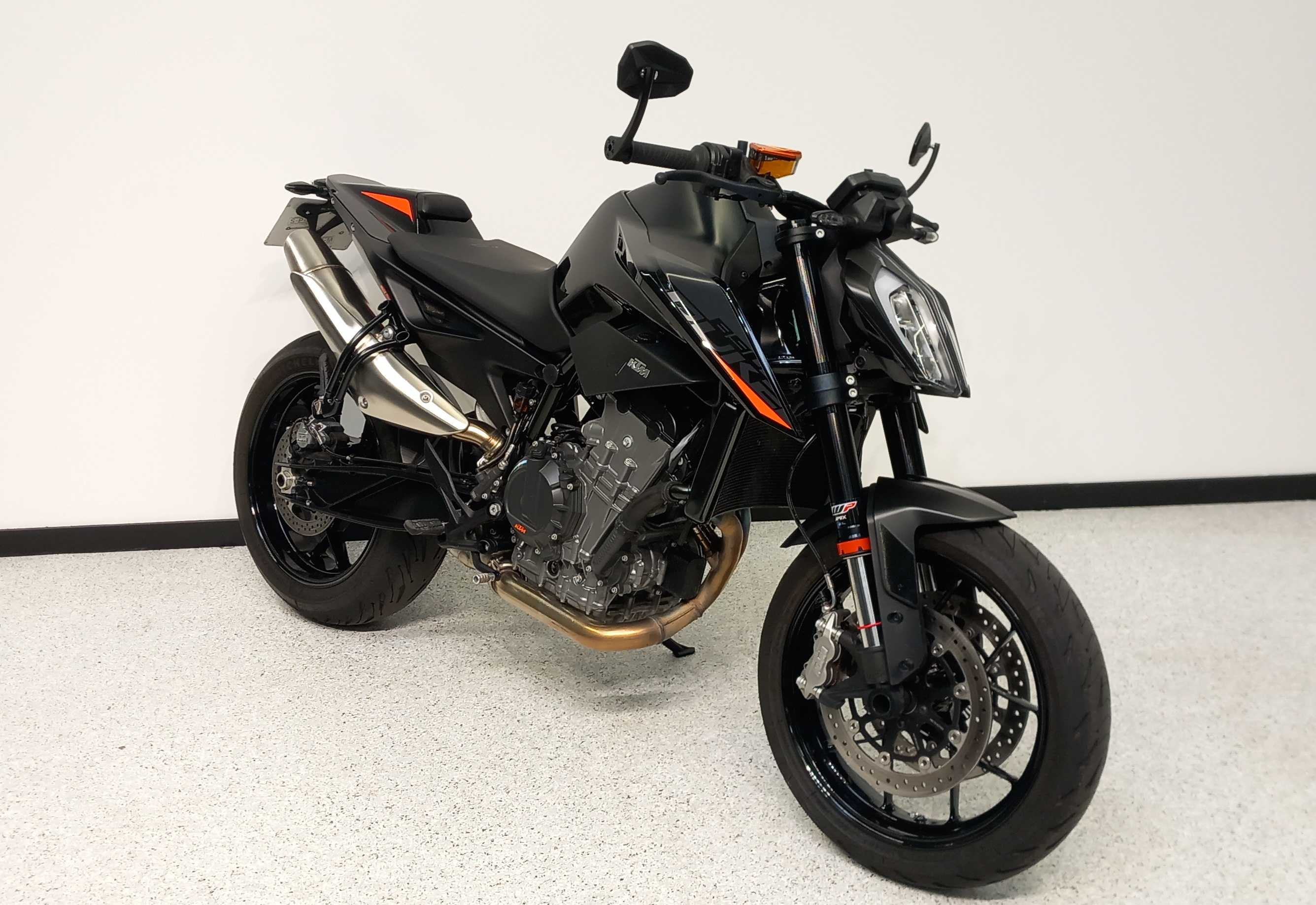 KTM 890 Duke 2021 HD vue 3/4 droite