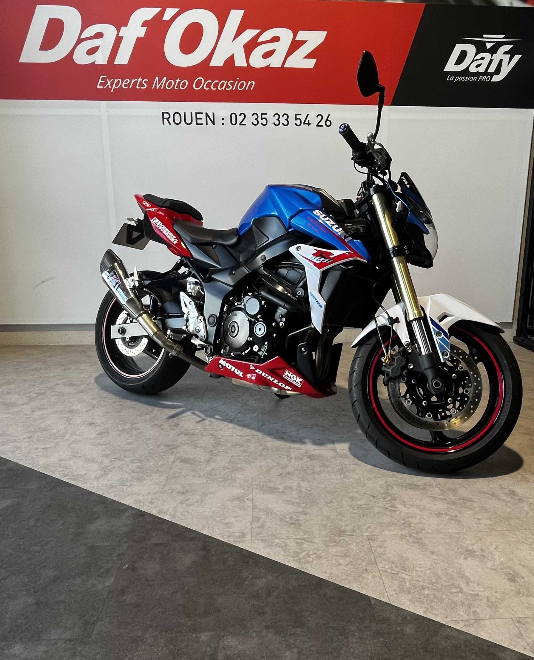 Suzuki GSR 750 2013 HD vue 3/4 droite