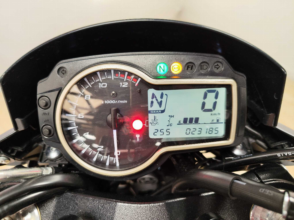 Suzuki GSR 750 ABS 2015 vue gauche