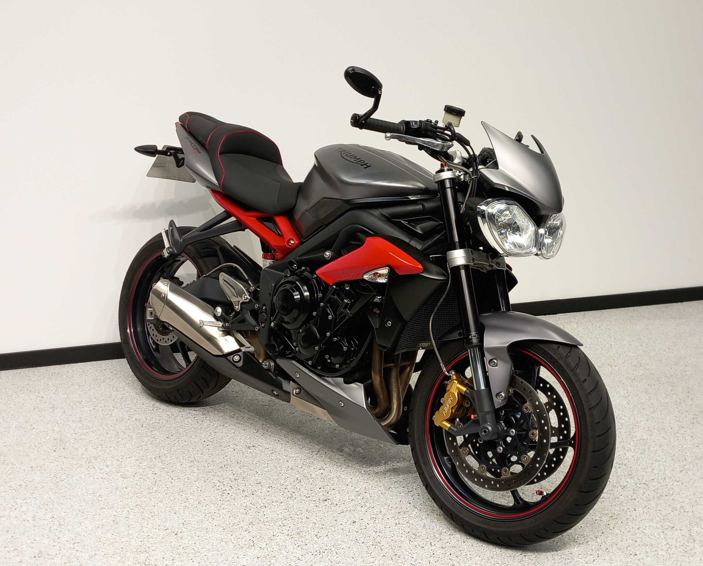 Triumph 675 Street Triple R 2016 HD vue 3/4 droite