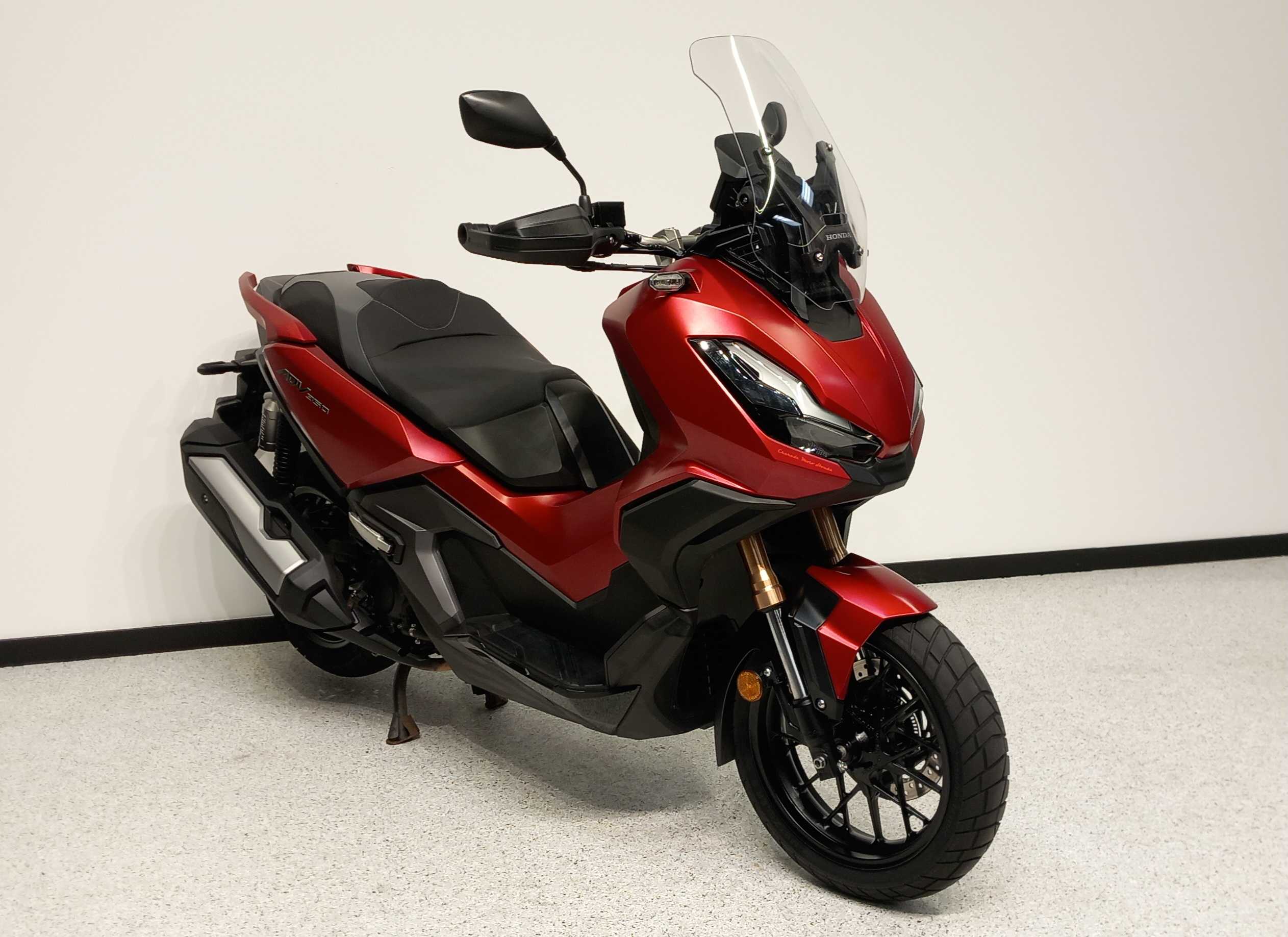 Honda ADV 350 2022 HD vue 3/4 droite