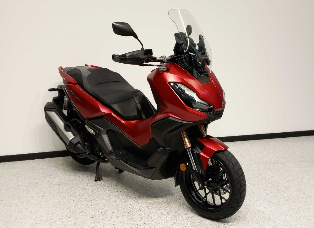 Honda ADV 350 2022 vue 3/4 droite