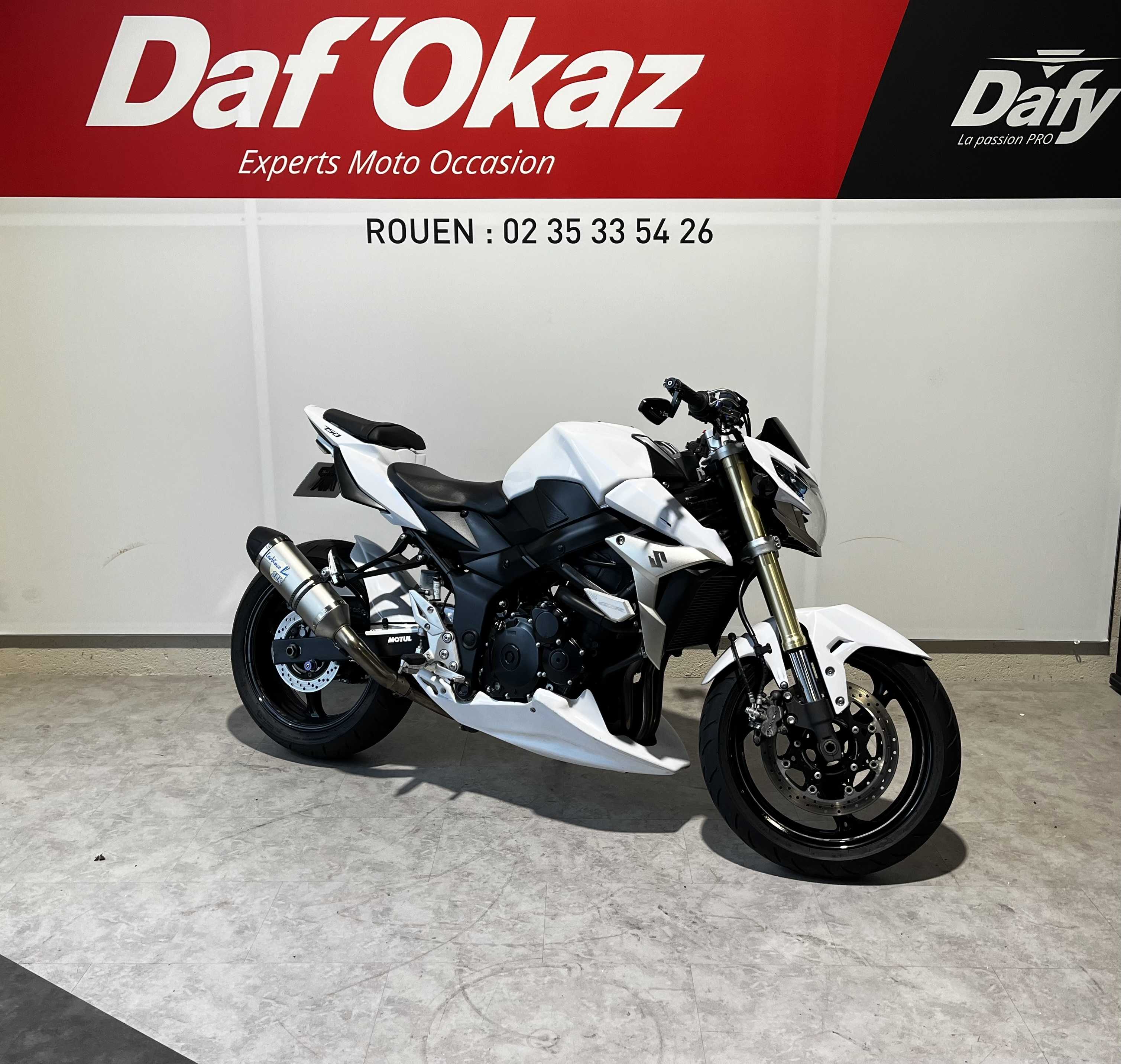 Suzuki GSR 750 ABS 2012 HD vue 3/4 droite