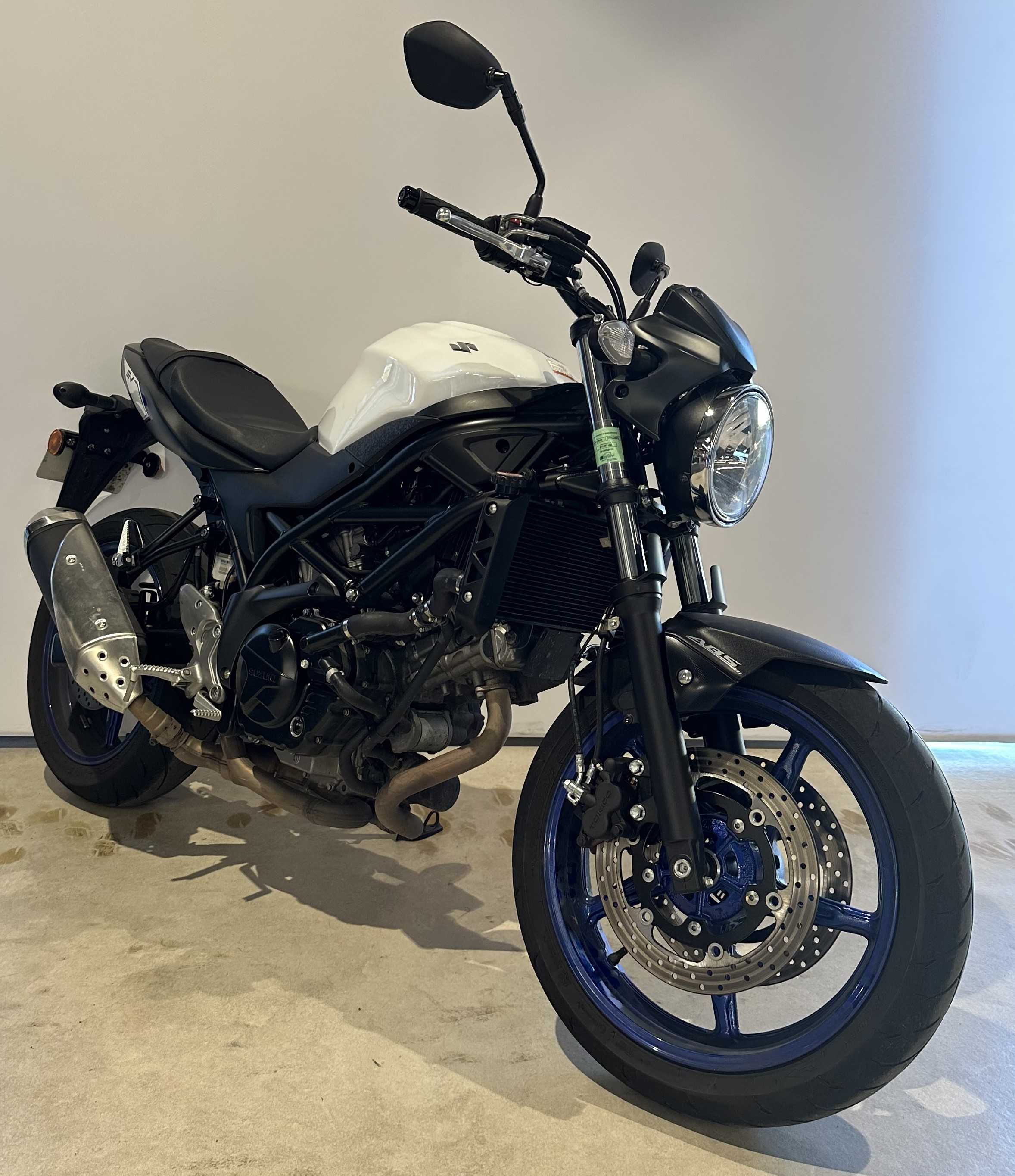 Suzuki SV 650 2018 HD vue 3/4 droite