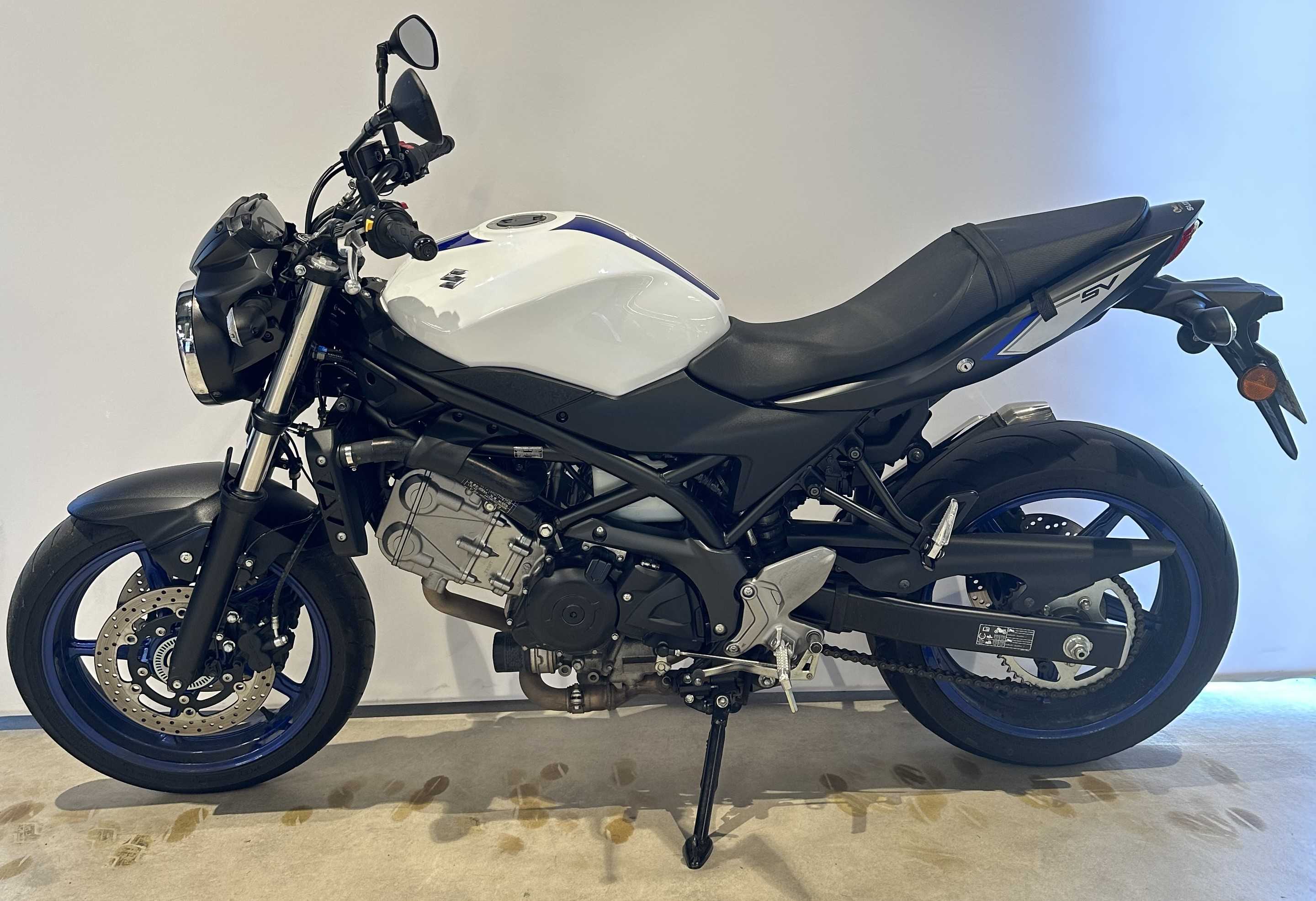 Suzuki SV 650 2018 HD vue gauche