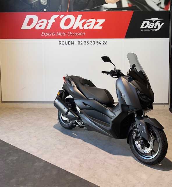 Yamaha CZD 300 A X-Max 2022 HD vue 3/4 droite