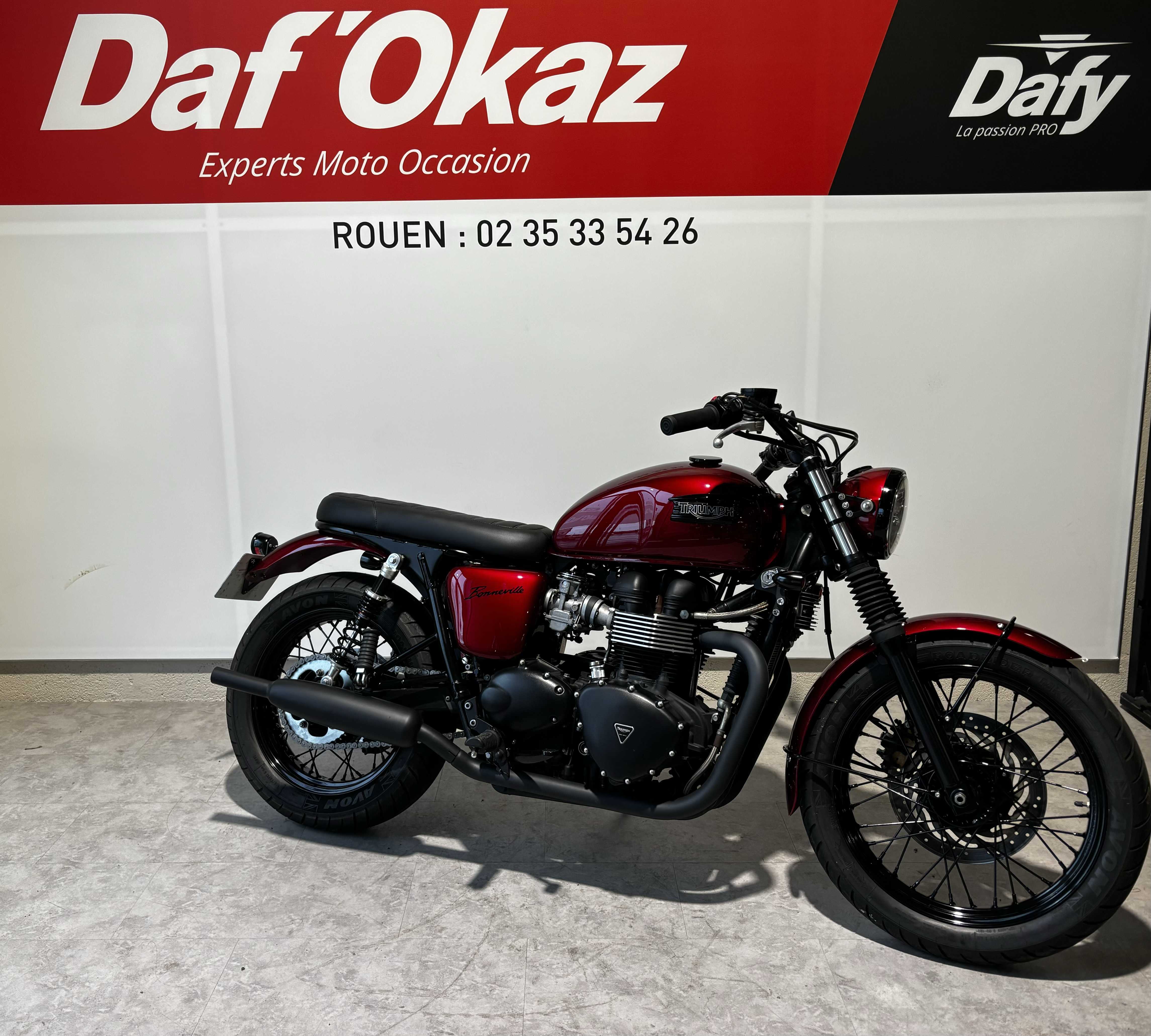 Triumph 865 Bonneville T100 2010 HD vue 3/4 droite