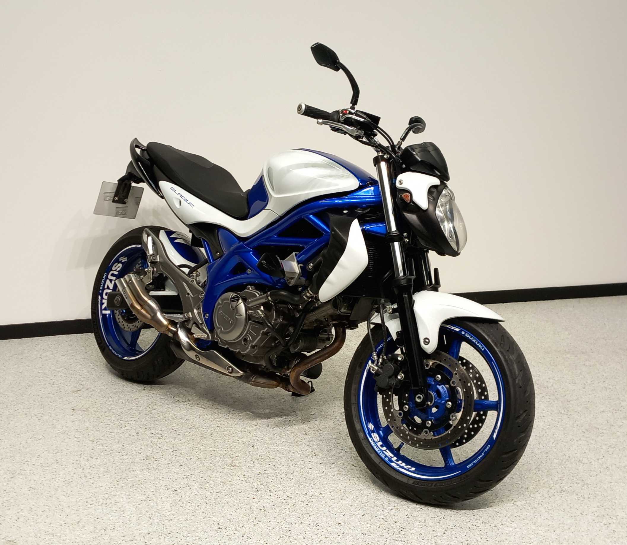 Suzuki SFV 650 Gladius 2011 HD vue 3/4 droite