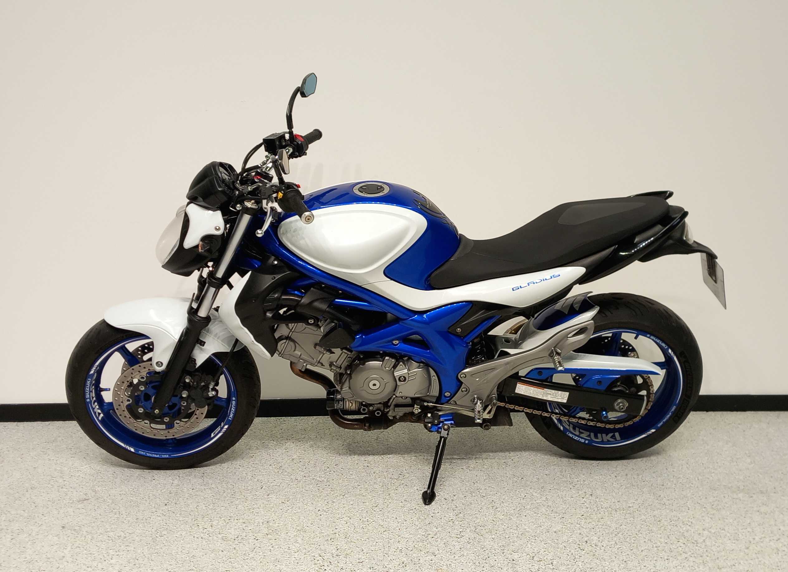 Suzuki SFV 650 Gladius 2011 HD vue gauche